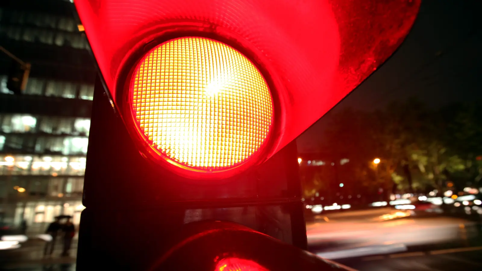 Eine Polizeistreife musste in Sulzbach-Rosenberg die Verfolgung eines flüchtigen Audi-Fahrers abbrechen. (Symbolbild: Martin Gerten/dpa)