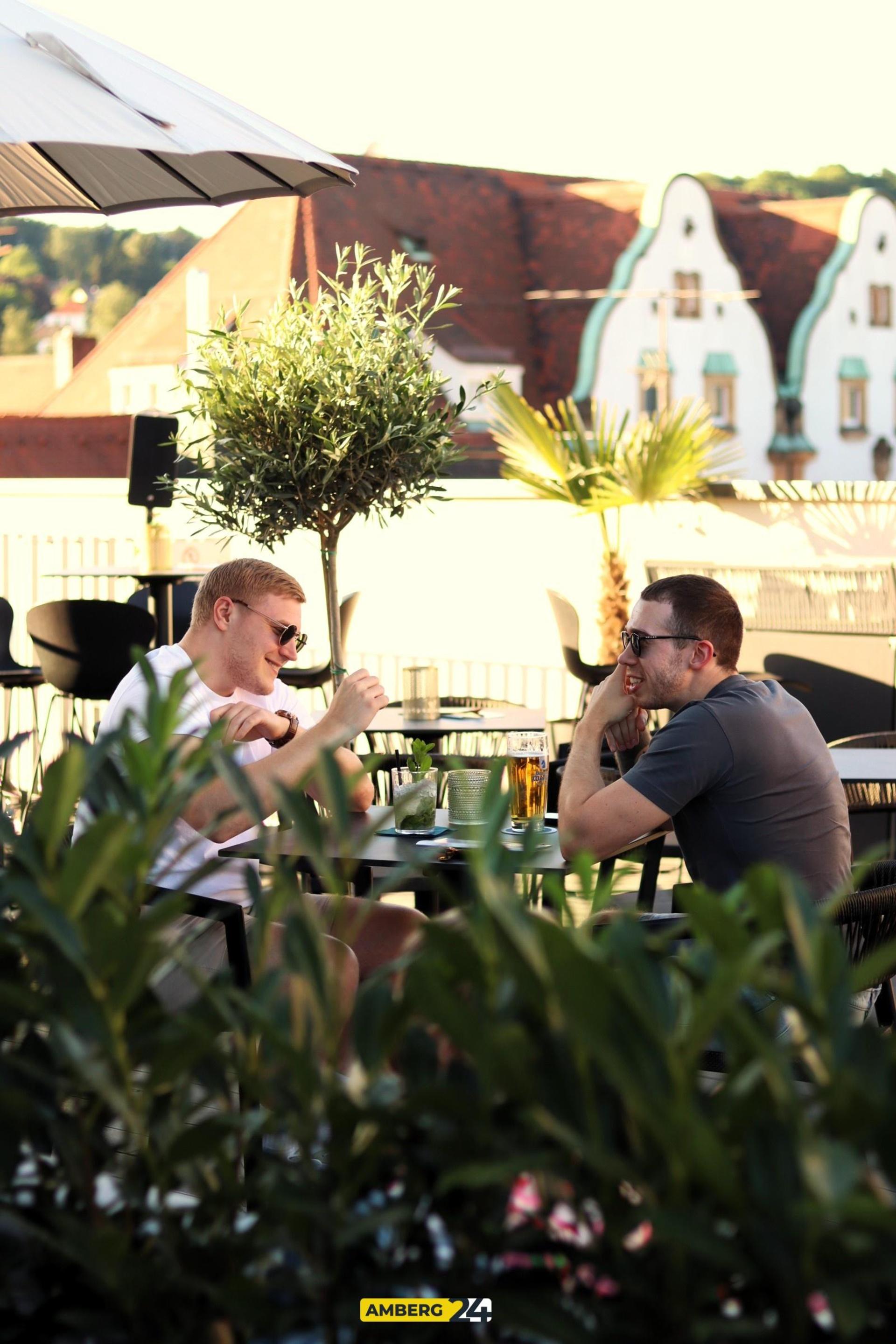 Beim Sundowner in der Waklüre konntet ihr am Freitag das schöne Wetter über den Dächern Ambergs genießen. (Bild: Judith Balleisen)