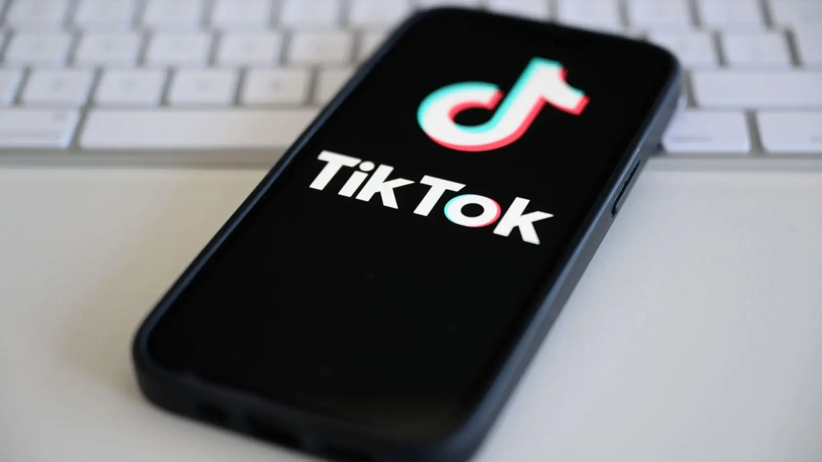 Tiktok ist in den USA offline - und selbst mit der Aussicht auf eine Gnadenfrist ist die langfristige Zukunft ungewiss. (Bild: Robert Michael/dpa)