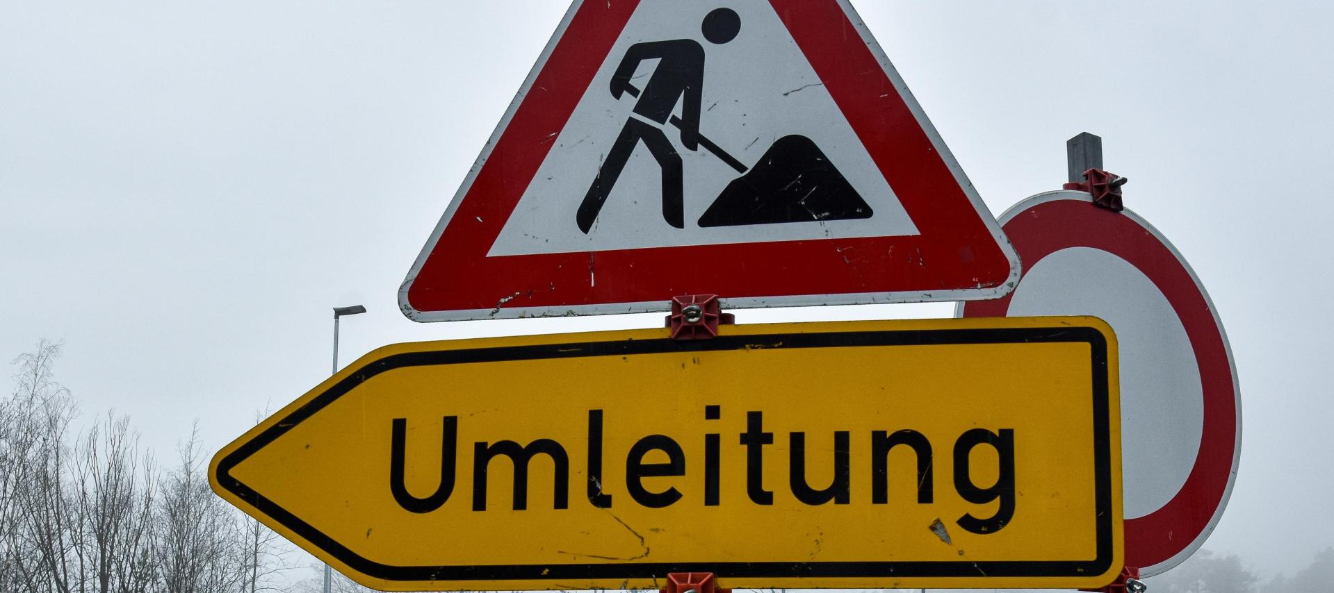 Ab 2. August ist die B85 bei Michelfeld gesperrt – die Flembachbrücke wird neu gebaut. Die Umleitung führt durch Michelfeld. (Symbolbild: Stephan Huber)