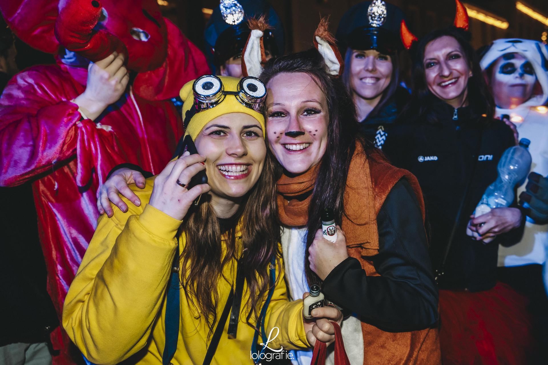 Hexennacht in Amberg. Die Fotos vom Weiberfasching am Marktplatz, exklusiv auf Amberg24.de (Bild: Lolografie)