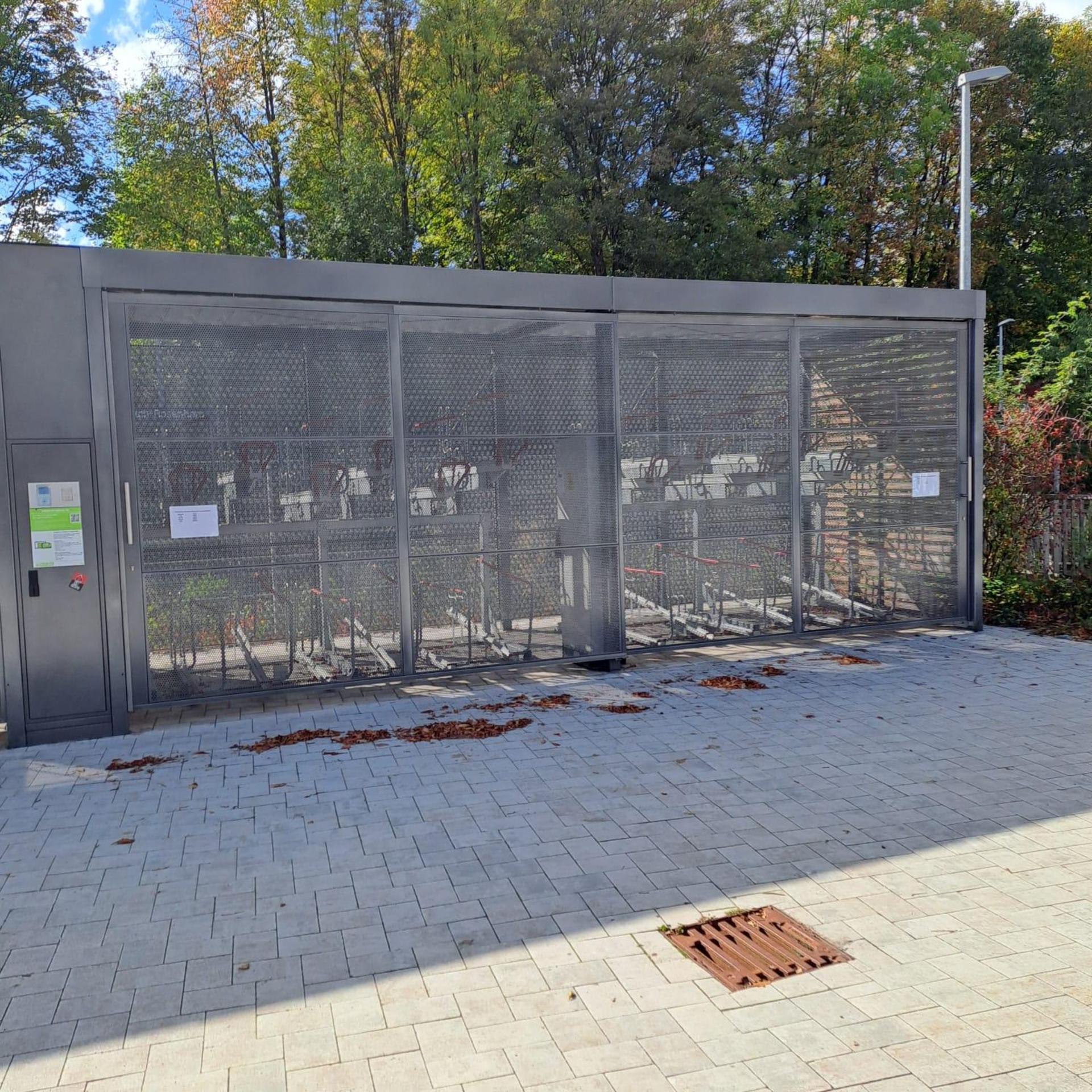 Die Fahrradabstellanlagen am Bahnhof Sulzbach-Rosenberg wurden in Betrieb genommen. (Bild: Jana Pilhofer)