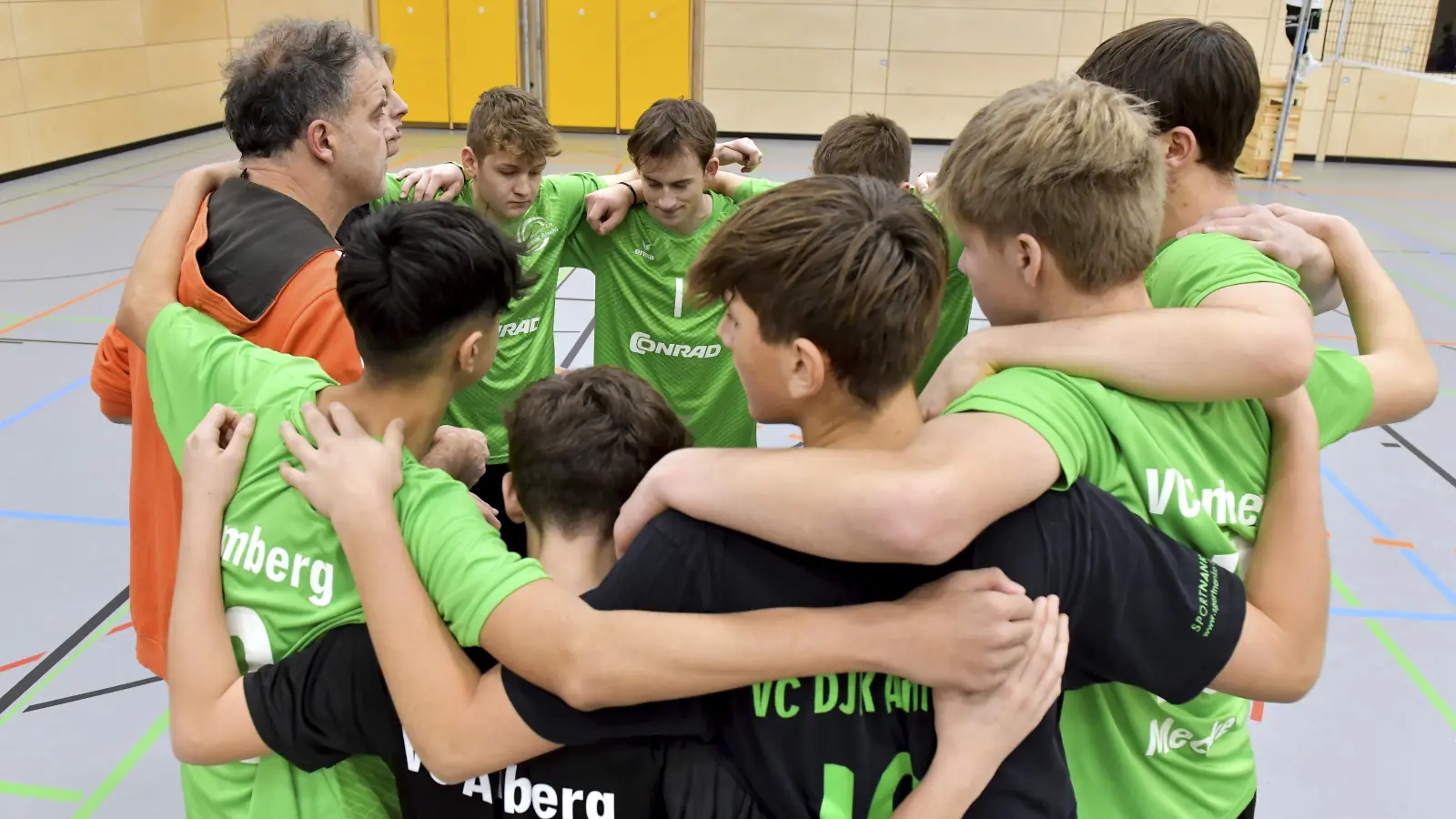 Die Jungs des VC DJK Amberg stimmen sich auf die deutsche U18-Meisterschaft ein. (Archivbild: Hubert Ziegler)