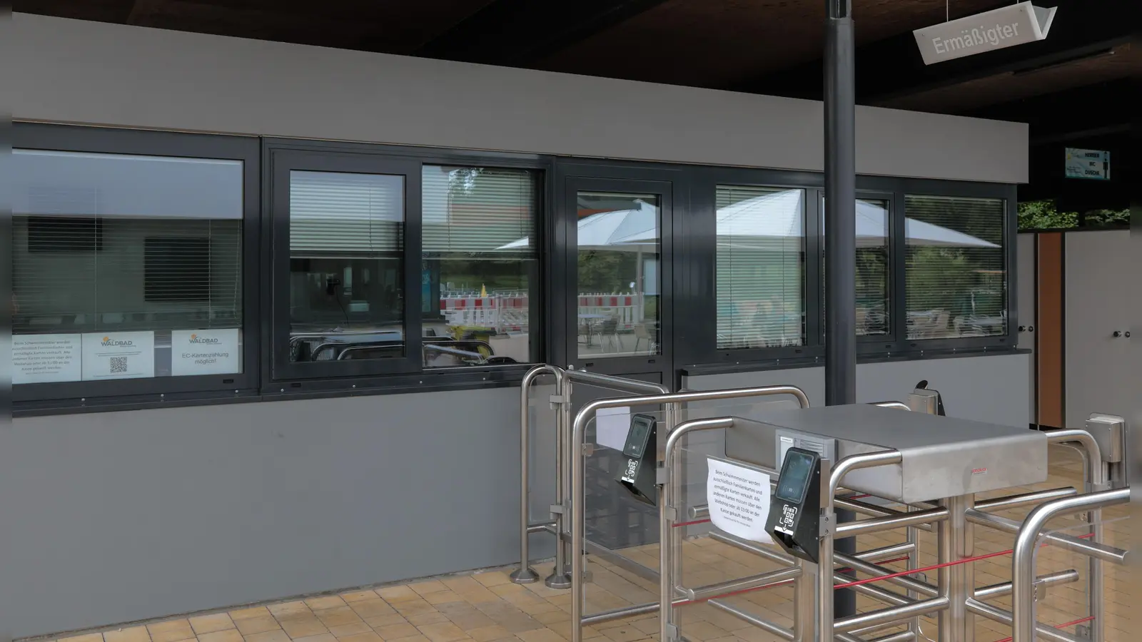 Schon vor dem Badestart am 1. Mai können an ausgewählten Tagen an der Waldbad-Kasse Dauerkarten und 12er-Karten gekauft werden. (Archivbild: Wolfgang Steinbacher)