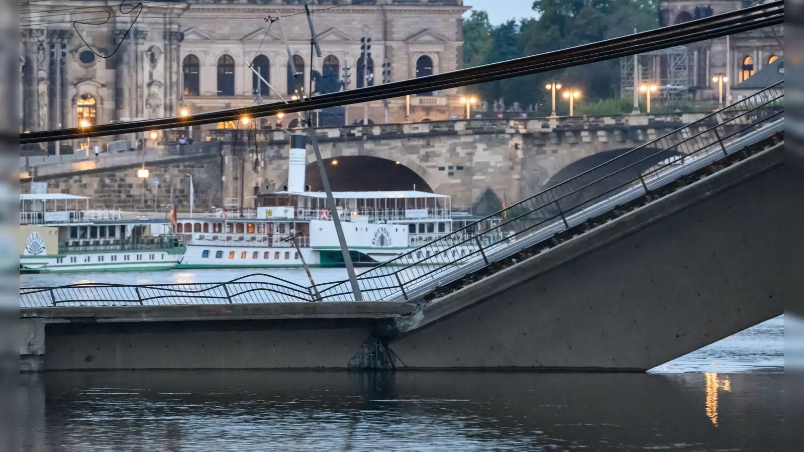 Auf einer Länge von etwa 100 Metern ist ein Teil der Brücke eingestürzt. (Bild: Robert Michael/dpa)