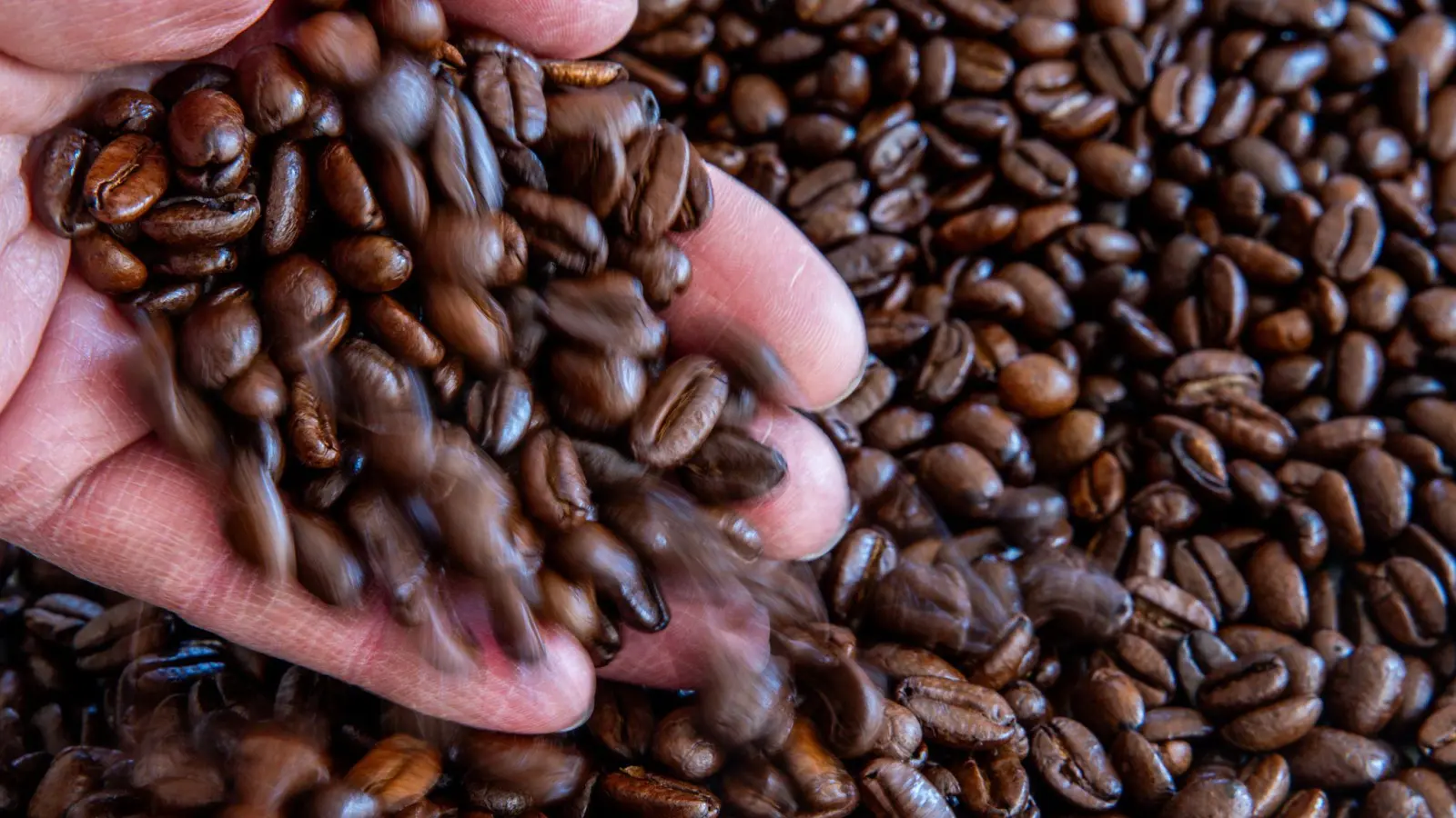 Kaffee erreicht nicht mehr so viele Käufer wie früher. (Symbolbild) (Bild: Jens Büttner/dpa)