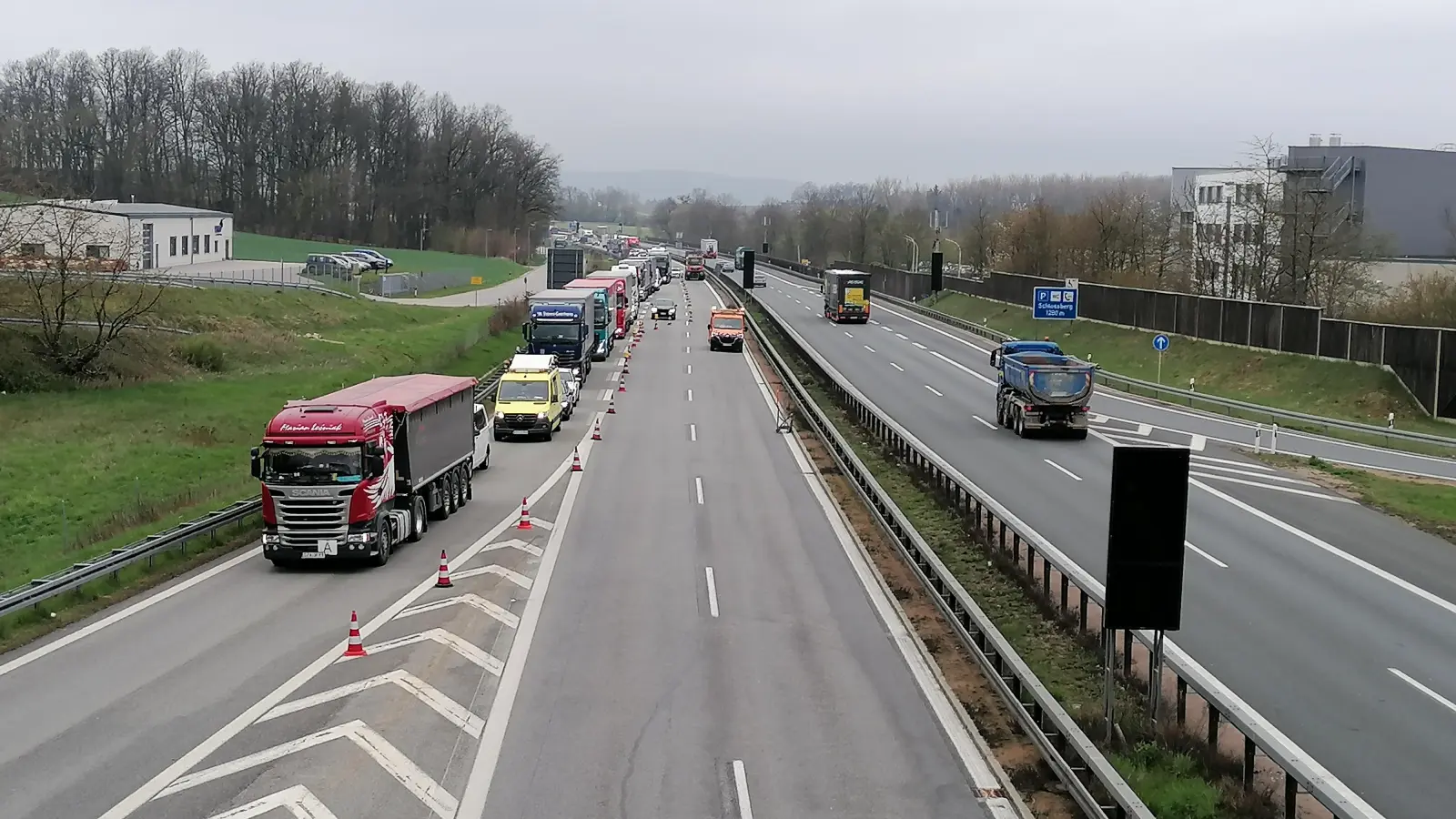 Nach einem Unfall auf der A93 wird der Verkehr bei der Anschlussstelle Pfreimd ausgeleitet. (Bild: wrl)