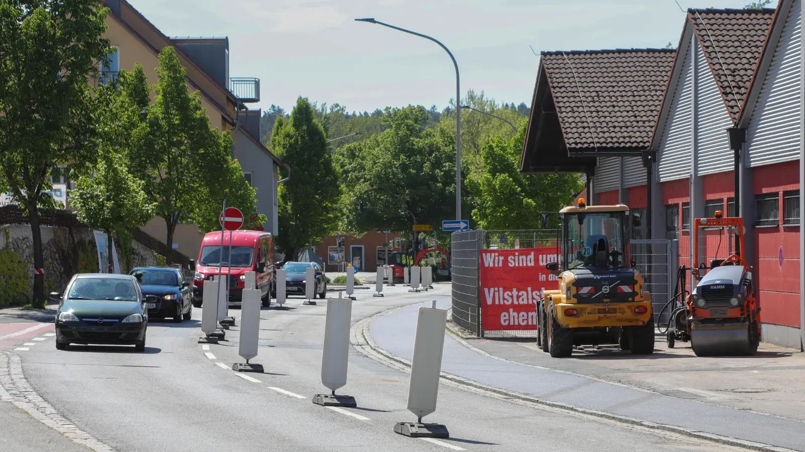 Am Freitag wurde der Gehsteig an der Vilstalstraße in Haselmühl neu asphaltiert - damit ist die Auswechslung der Stromleitung in diesem Bereich abgeschlossen und die halbseitige Straßensperre in Richtung Vilstal kann wieder aufgehoben werden.  (Bild: Wolfgang Steinbacher)
