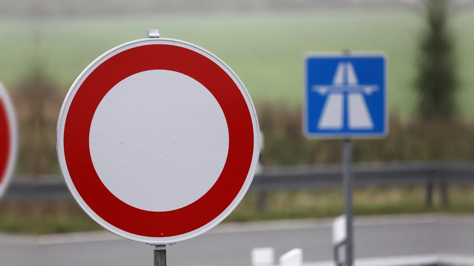 In der Nacht von Mittwoch, 7.Mai, auf Donnerstag, 8.Mai, wird der Autobahntunnel Prüfening in beide Richtungen vollständig gesperrt.  (Symbolbild: Bernd Wüstneck/dpa)