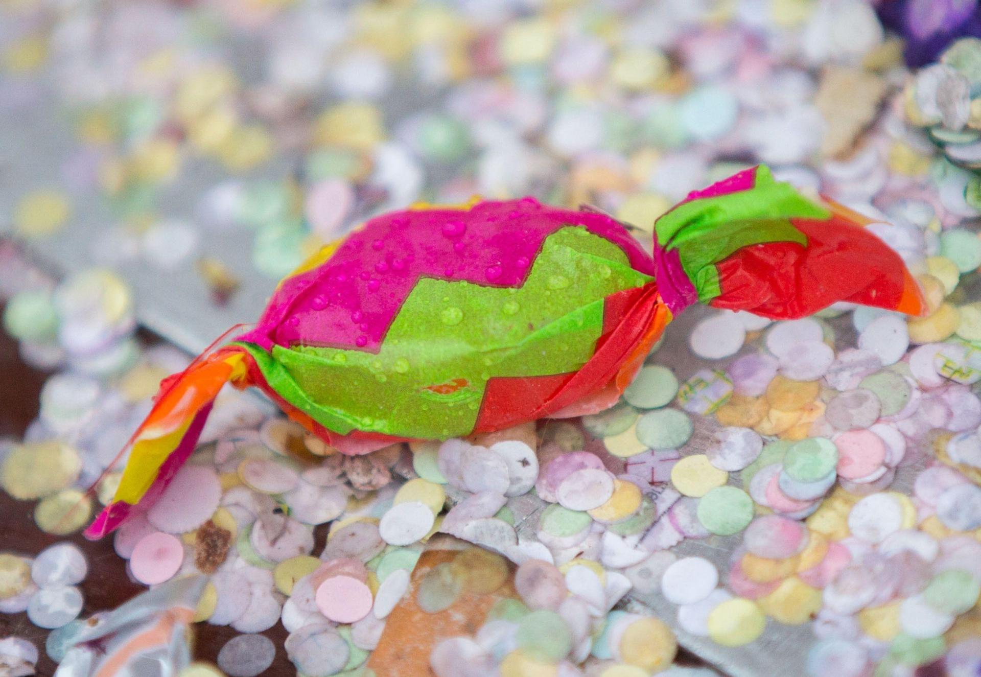 Die Faschingsumzüge in Hahnbach, Gebenbach, Hohenburg und Freudenberg verursachen Änderungen im Busfahrplan. (Symbolbild: Frank Rumpenhorst/dpa)