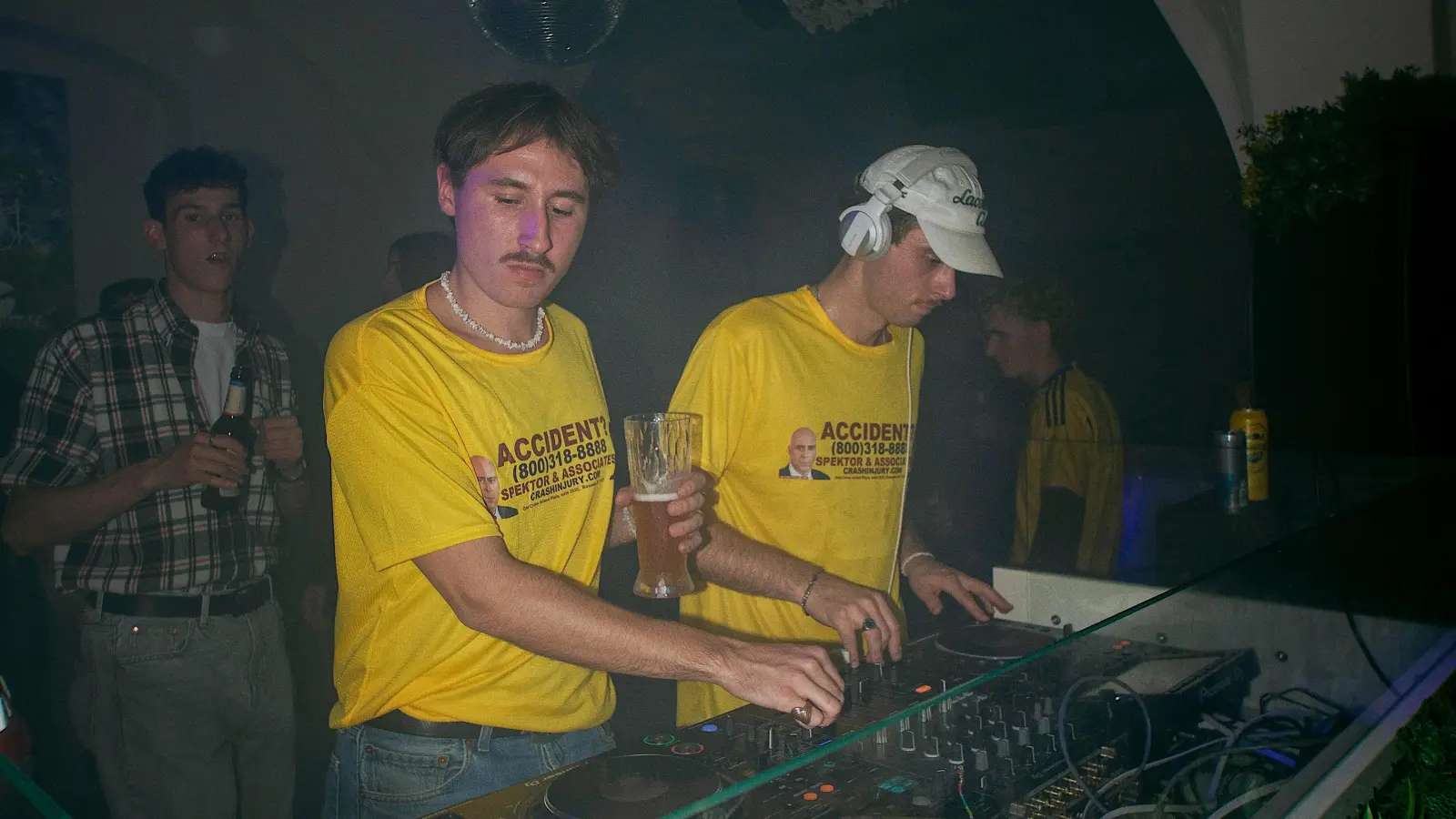 Ferdinand Winter und Christoph Prange vom DJ-Kollektiv „Tanzdirektion Süd”. (Bild: Olivia Rabe)