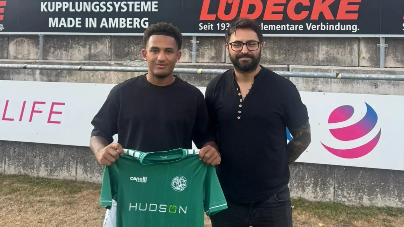 Gebenbachs Sportlicher Leiter Erdal Izmire (rechts) freut sich über die Verpflichtung von Remmy Kruse. (Bild: Verein/DJK Gebenbach)