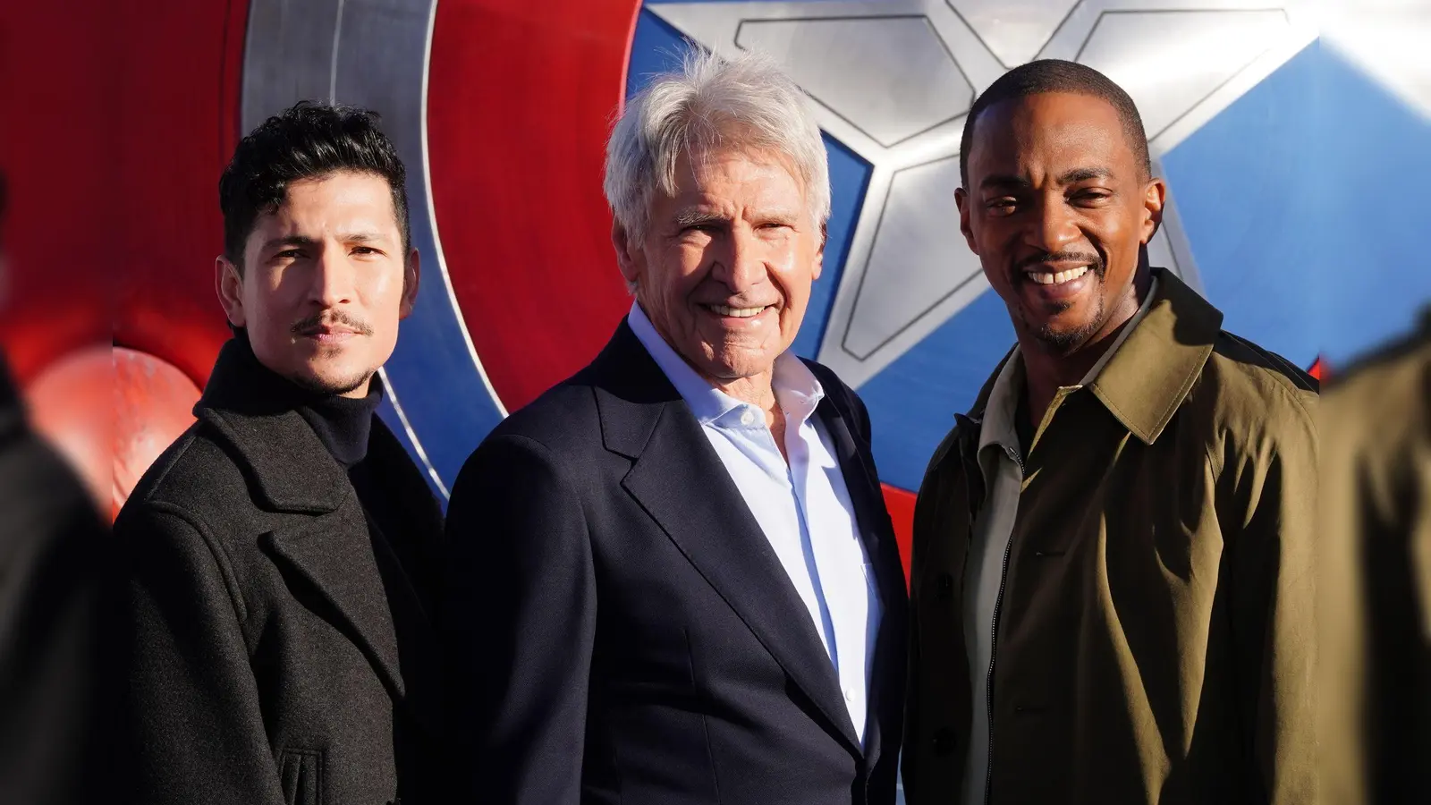 Harrison Ford (Mitte) mit seinen Co-Stars Danny Ramirez (l) und Anthony Mackie (r) aus „Captain America: Brave New World“ (Bild: Ian West/PA Wire/dpa)
