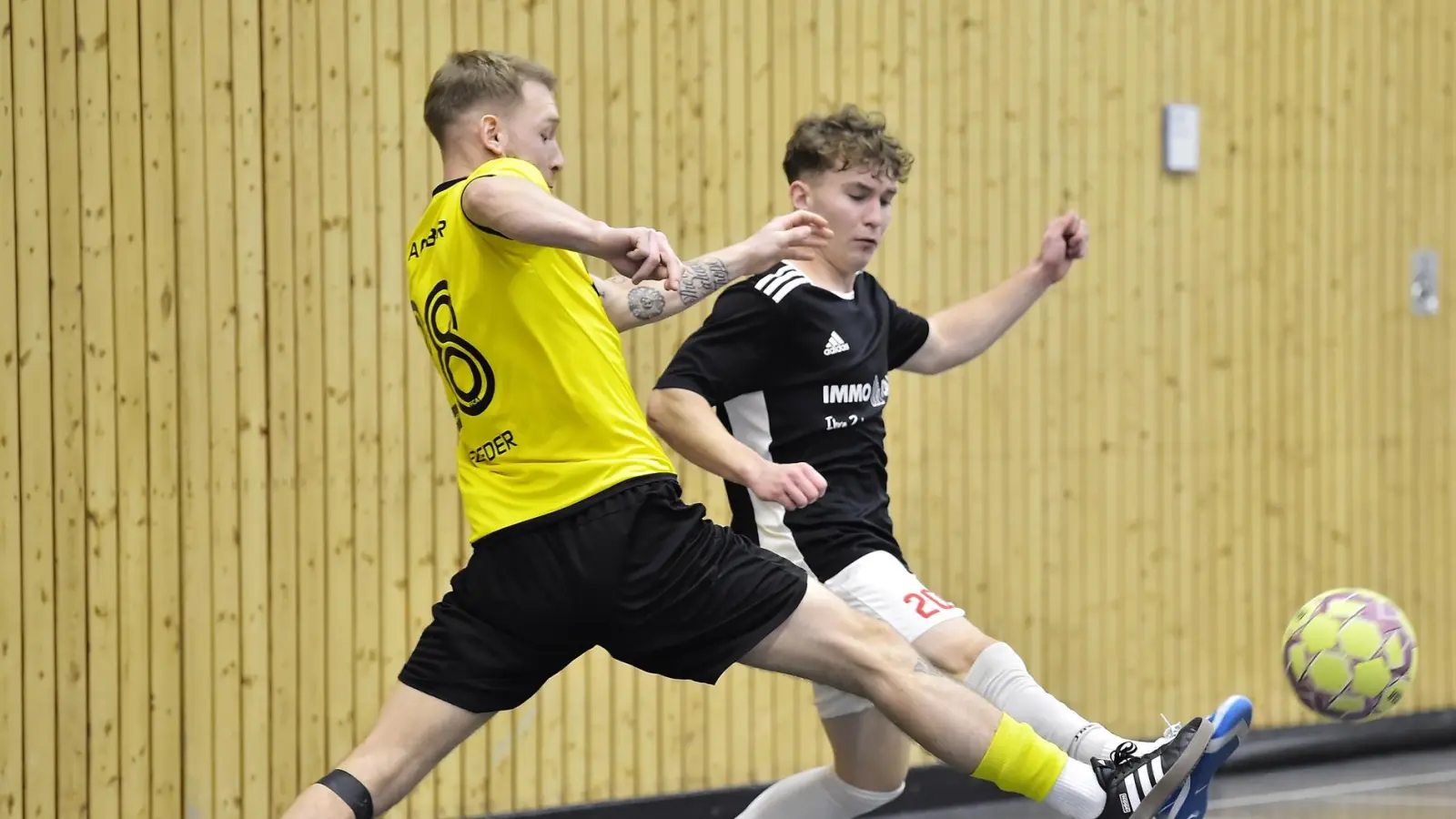 Szene aus der Begegnung zwischen dem FC Amberg (links) und dem SV Inter Bergsteig Amberg beim Finale des Wagner-Cups. (Bild: Hubert Ziegler)