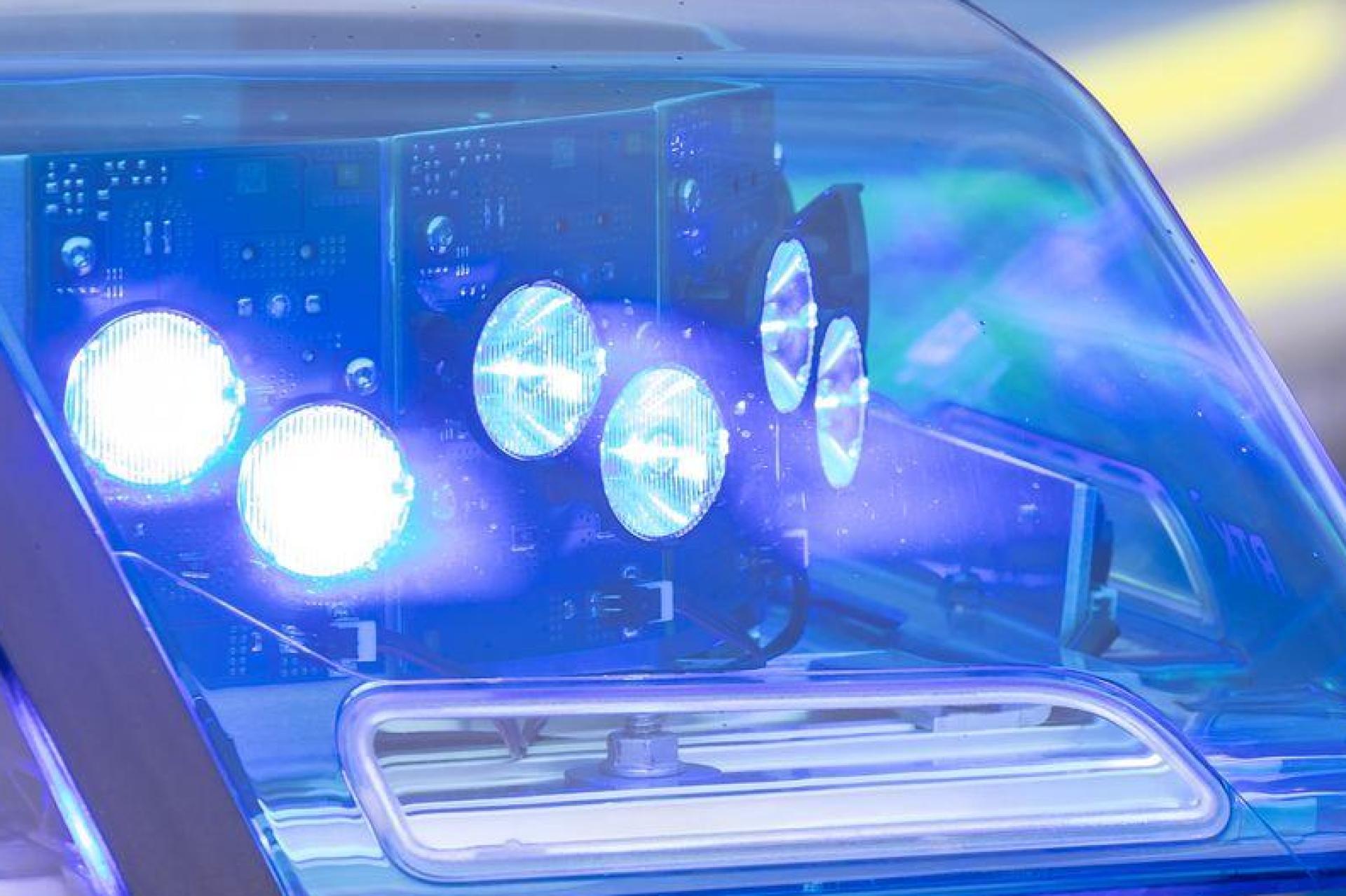 Ein 56-jähriger Mann wird in Kümmersbruck bei einem Callcenter-Betrug festgenommen. Die Polizei warnt vor der Schockanruf-Masche. (Symbolbild: Daniel Karmann/dpa)