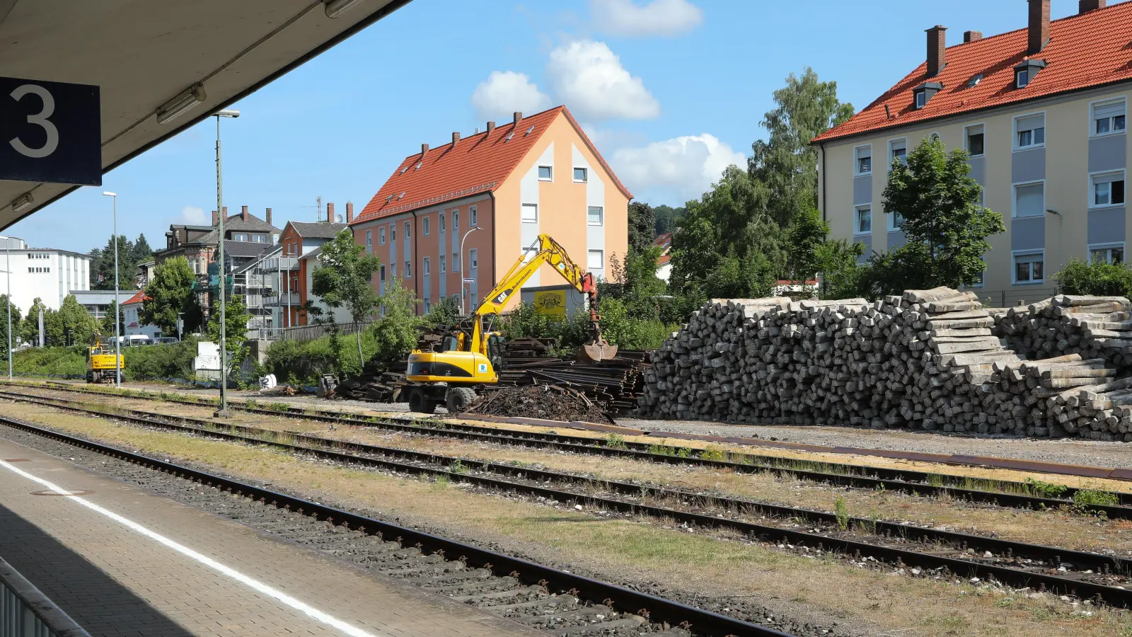 Der Bereich neben den Gleisen am Amberger Bahnhof sieht gerade aus wie eine Baustelle.  (Bild: Wolfgang Steinbacher)