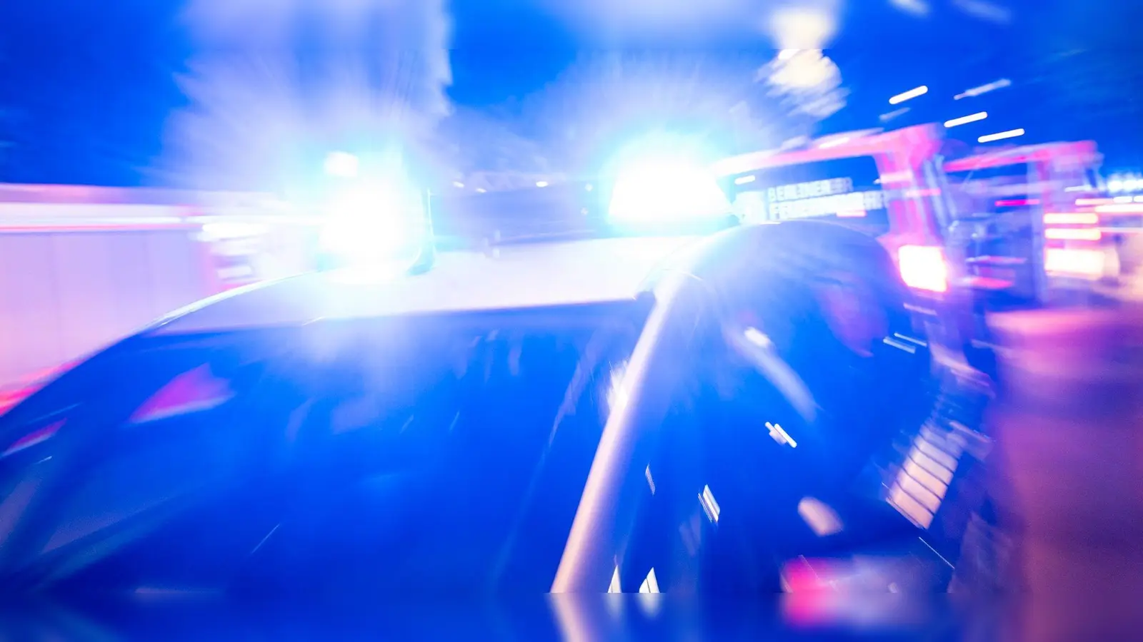 Ein Mann stirbt nach einem Verkehrsunfall bei Vilshofen in der Gemeinde Rieden.  (Bild: Christophe Gateau/dpa/Symbolbild)