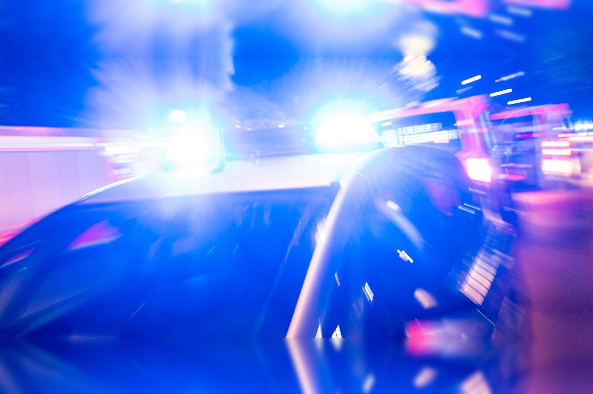 Ein Mann stirbt nach einem Verkehrsunfall bei Vilshofen in der Gemeinde Rieden.  (Bild: Christophe Gateau/dpa/Symbolbild)