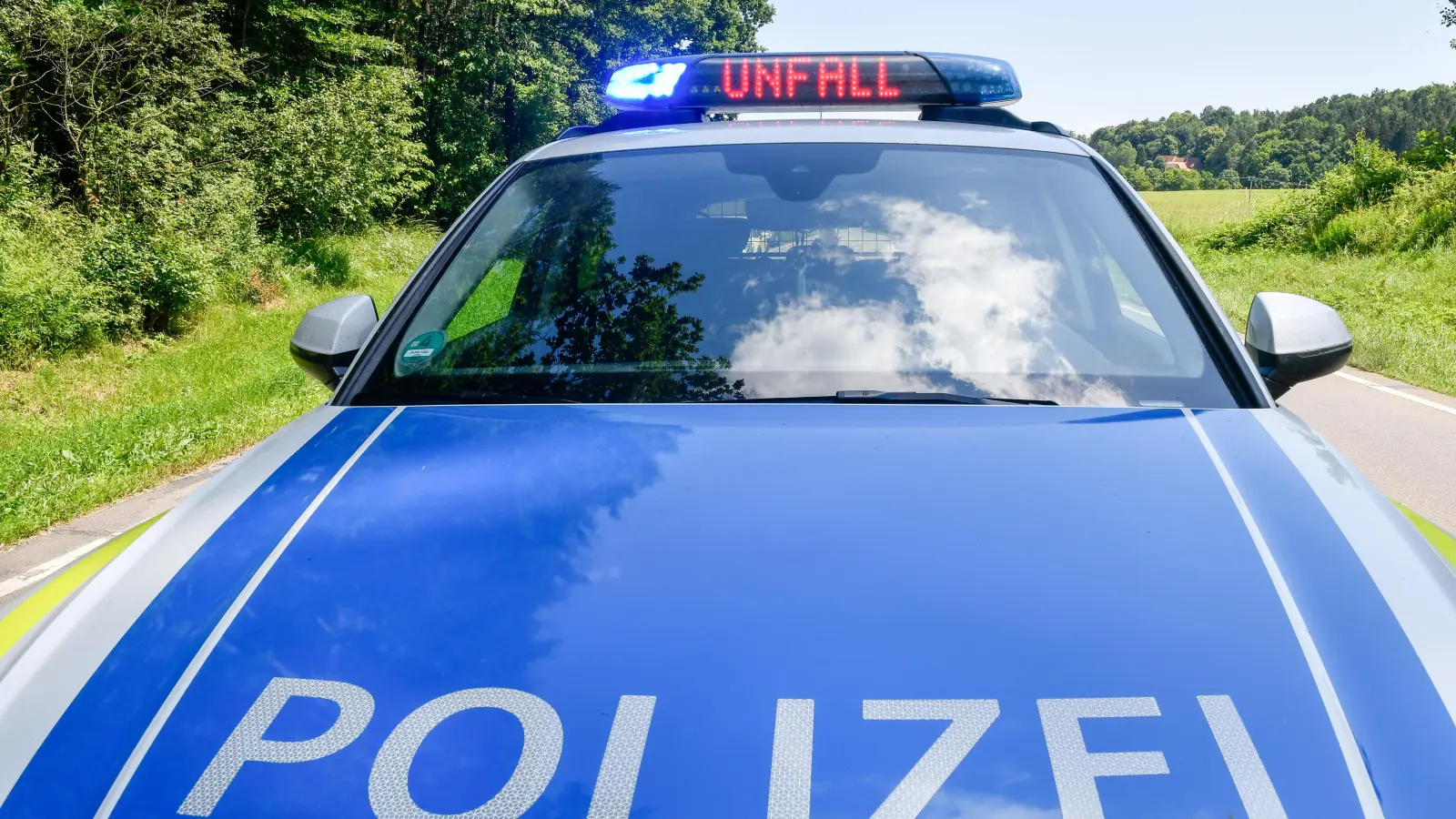 Auf der B14 auf Höhe des Dorfes Haid (Gemeinde Neukirchen) ist der Fahrer eines Autos von der Straße abgekommen.  (Symbolbild: Petra Hartl)