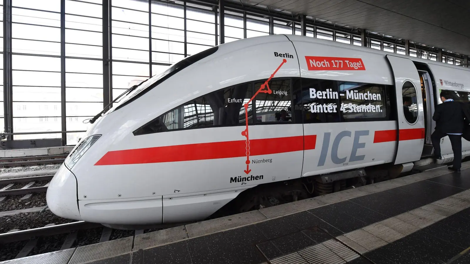 Fahrgäste in ICEs auf der Strecke München-Berlin müssen sich weiter auf Verspätungen und Halte-Ausfälle einstellen.. (Archivbild) (Bild: picture alliance / Martin Schutt/dpa-Zentralbild/dpa)