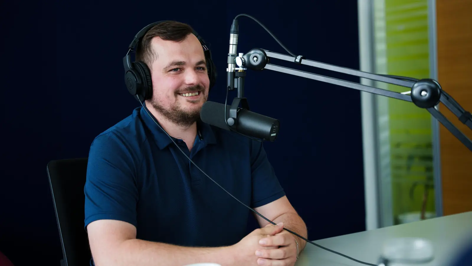 Blue-Devils-Mannschaftsbetreuer Manuel Hauer im Podcast-Studio von Oberpfalz Medien. (Bild: Jakob Graf)