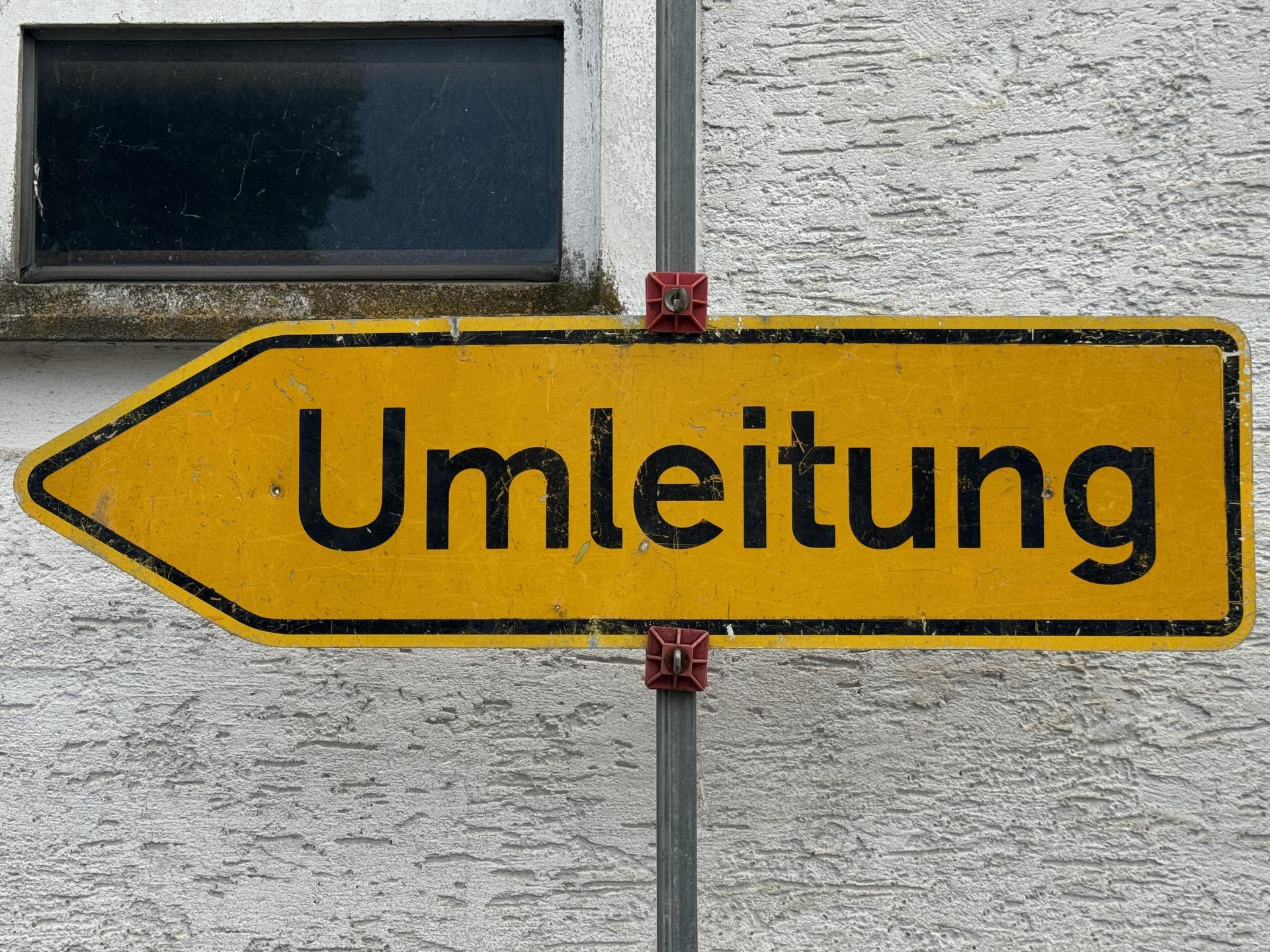 Ab 10. März wird die Weiherstraße in Auerbach wegen Straßenschäden gesperrt.  (Symbolbild: Heike Unger)