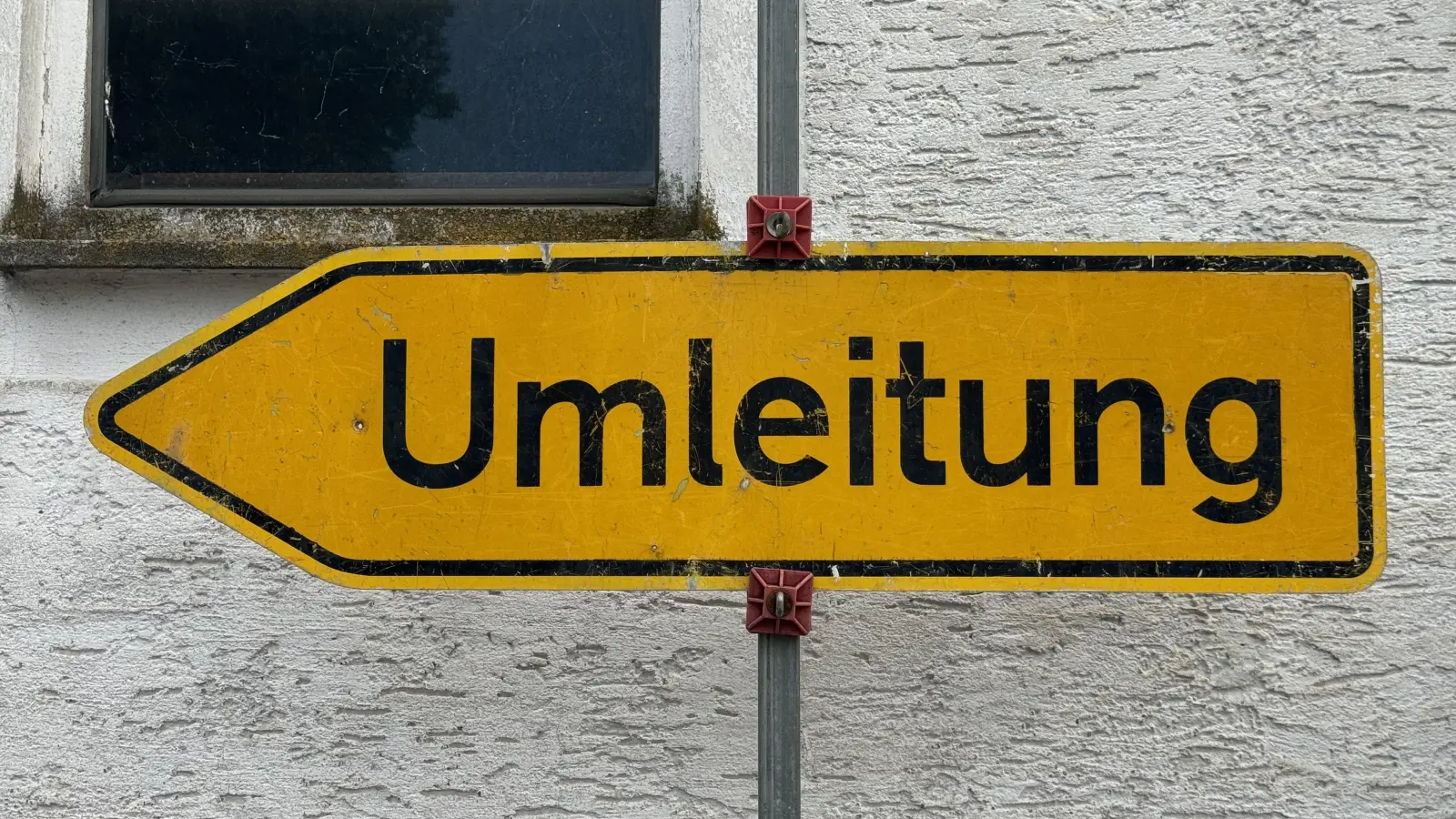 Ab 10. März wird die Weiherstraße in Auerbach wegen Straßenschäden gesperrt.  (Symbolbild: Heike Unger)