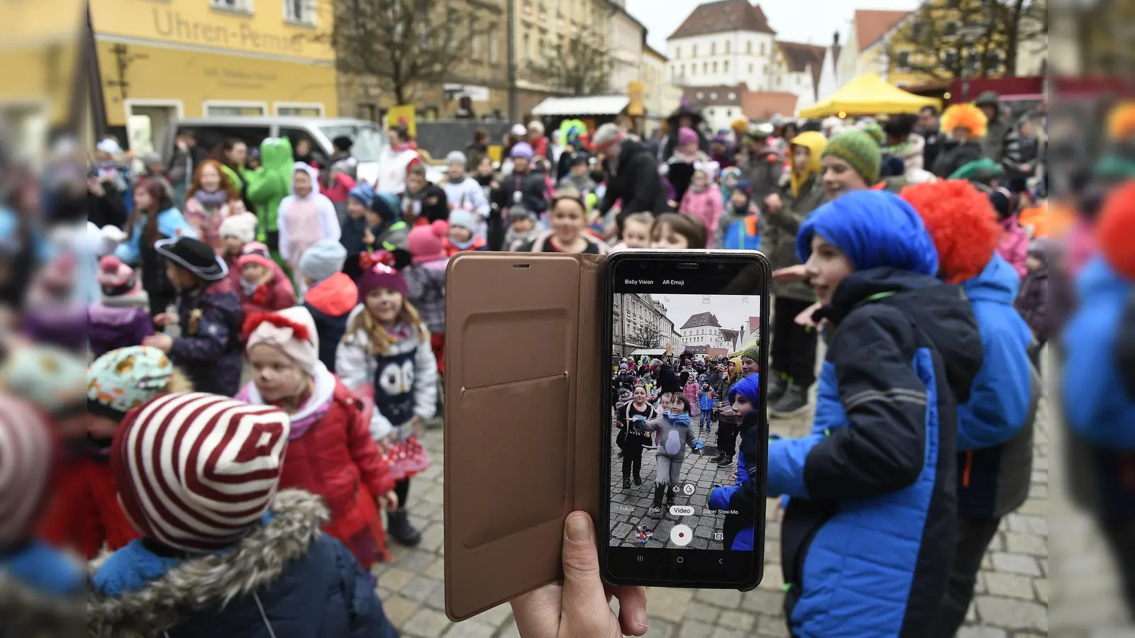 Während der Rosenmontagsparty ist in Sulzbach-Rosenberg der Luitpoldplatz gesperrt. Das hat auch Auswirkungen auf den Busverkehr. (Archivbild: Petra Hartl)
