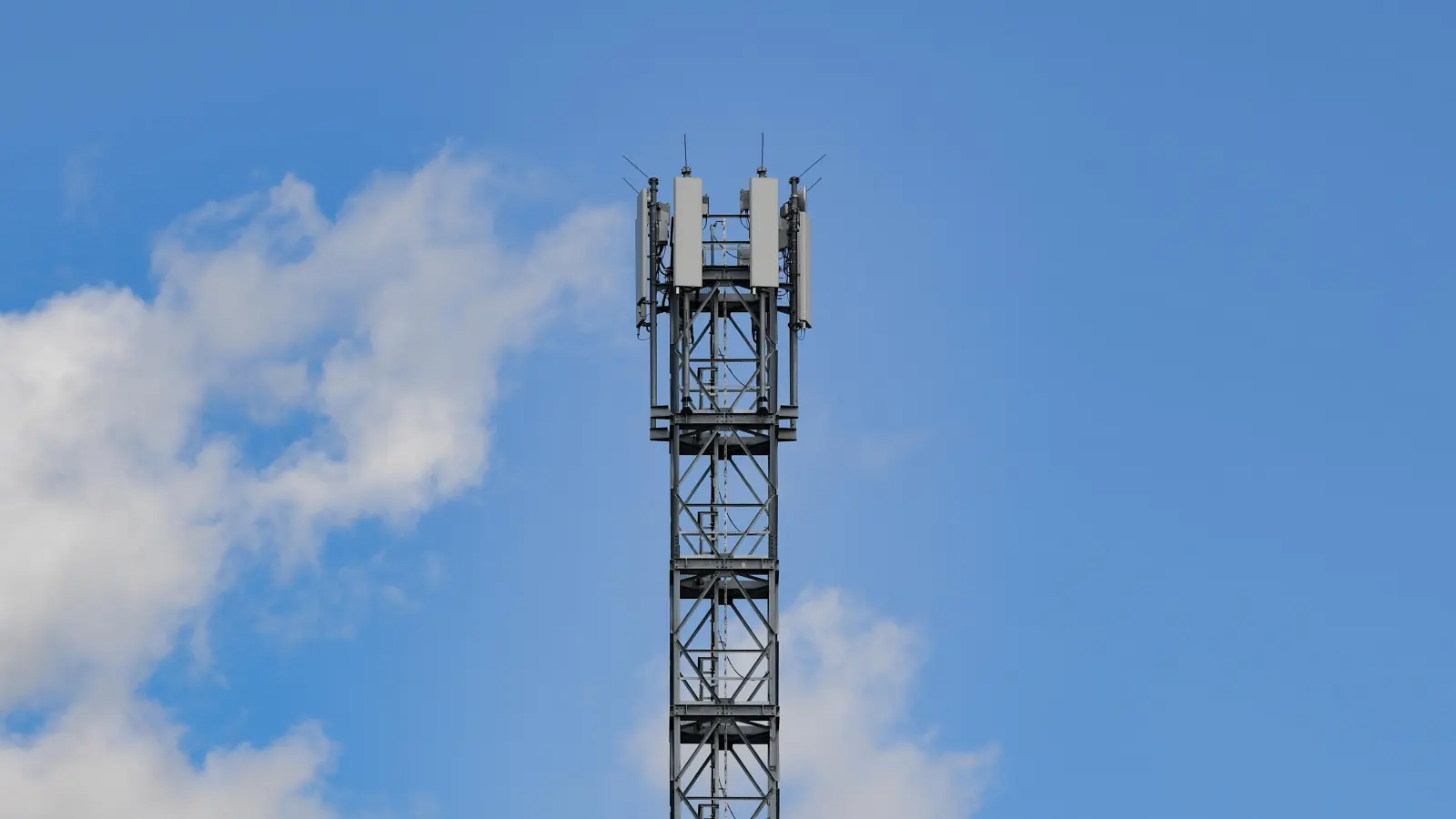 Am Donnerstagvormittag kommt es nach dem Warntag-Alarm zu weitreichenden Störungen im Mobilfunk. Ob ein Zusammenhang besteht, ist noch nicht geklärt. (Symbolbild: Patrick Pleul)
