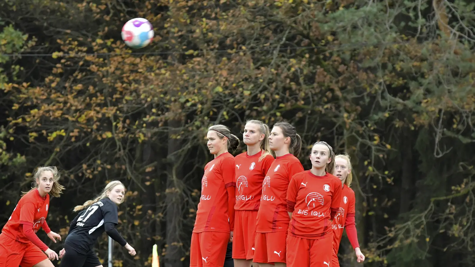 Die Abwehr des TSV Theuern stand in Halbzeit zwei nicht immer sicher. Letztlich fuhr man beim Schlusslicht Ezelsdorf aber einen unterm Strich verdienten 4:2-Sieg ein.  (Archivbild: Hubert Ziegler)