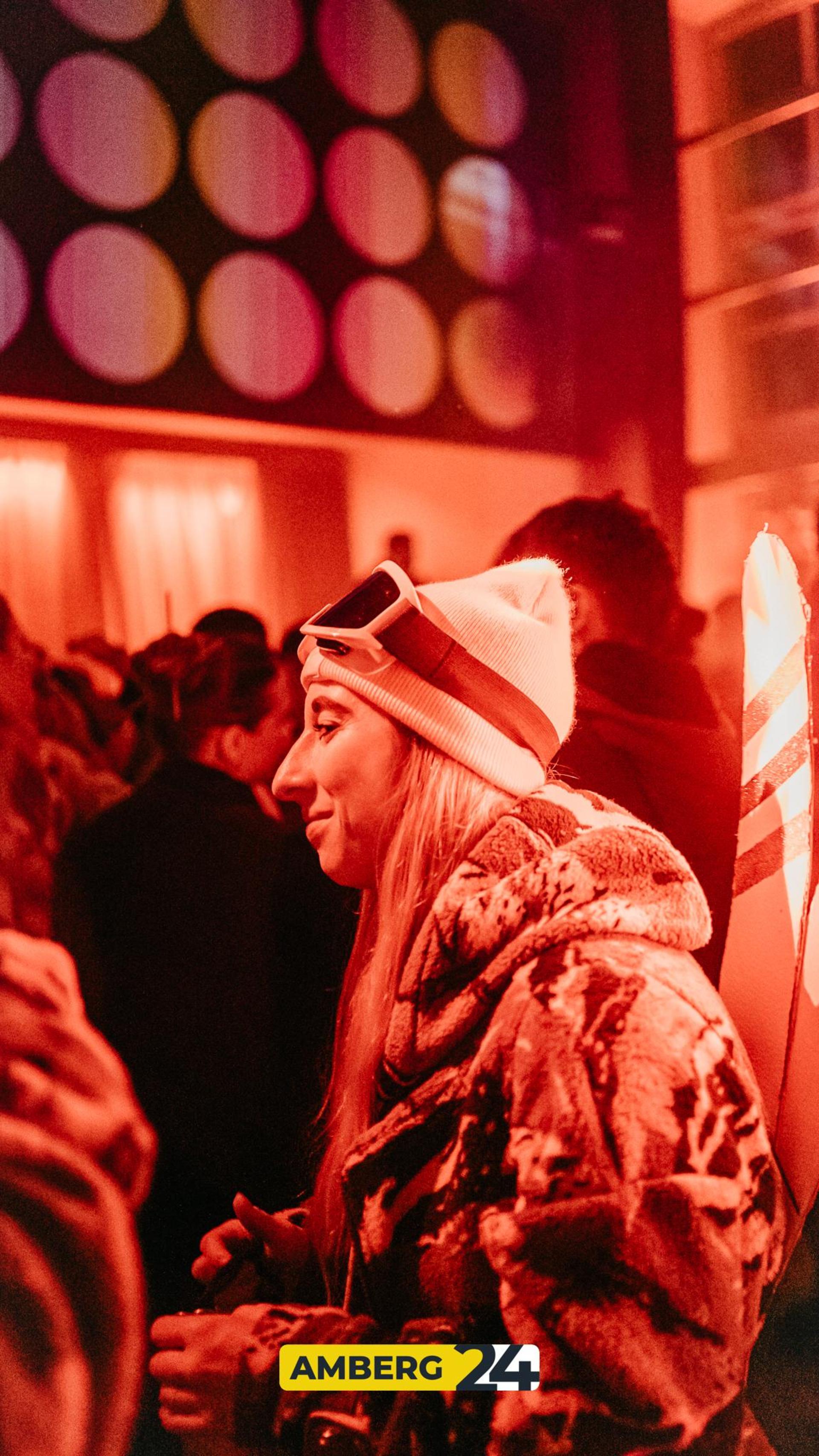 Hexen und Narren waren am Donnerstag auch im Casino unterwegs. (Bild: Mario Donhauser)