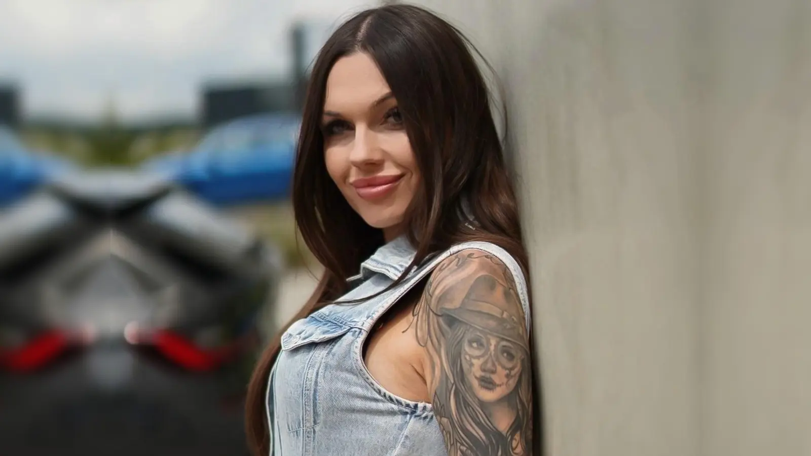 Kundenbetreuerin Tara versucht ebenfalls, die Männer zu verführen. (Bild: RTL+)