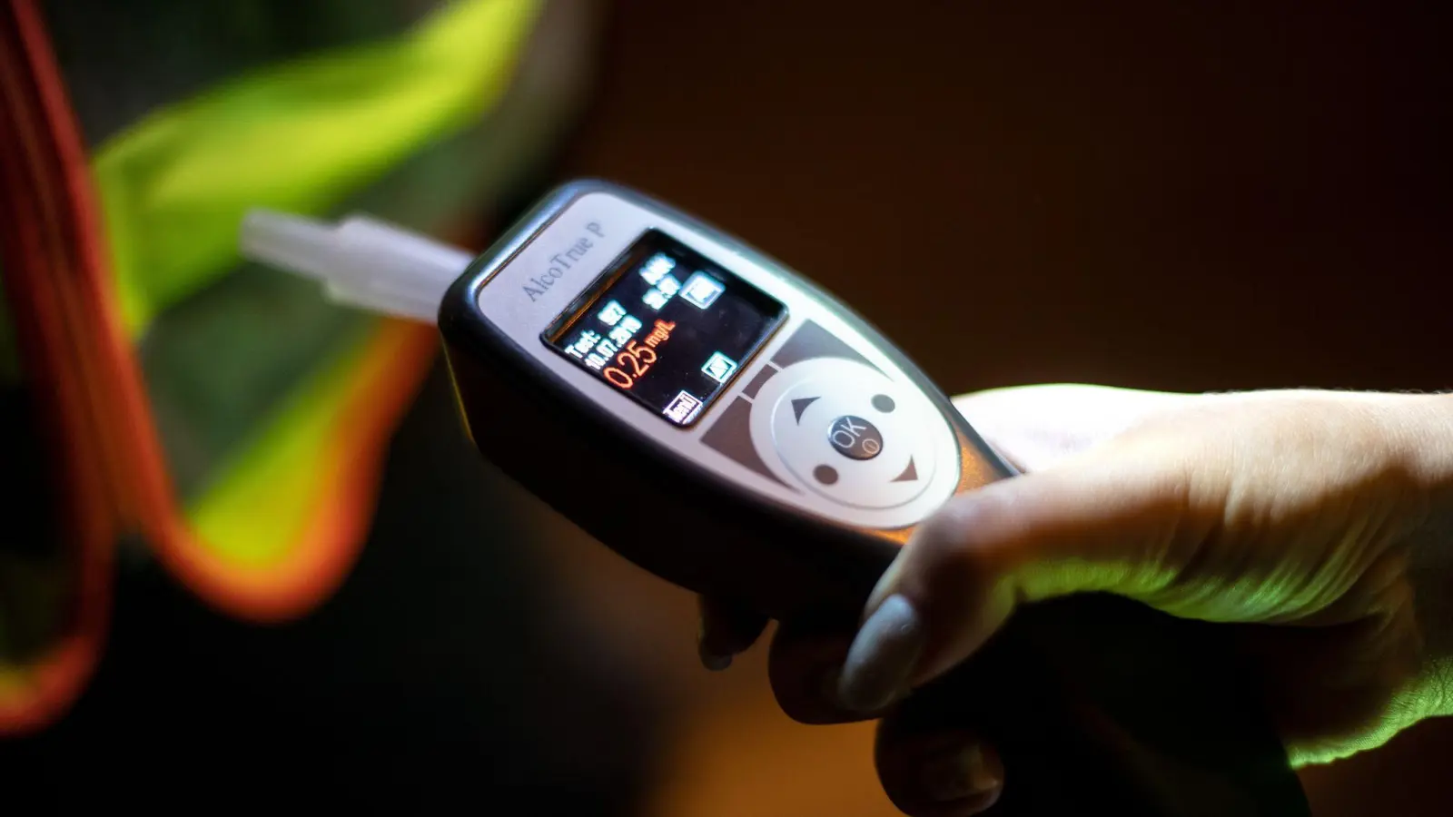 Ein Streit in Sulzbach-Rosenberg endete für einen 23-jährigen Radfahrer mit einer Polizeikontrolle. Der junge Mann hatte 1,6 Promille Alkohol im Blut.  (Symbolbild: Sina Schuldt/dpa)