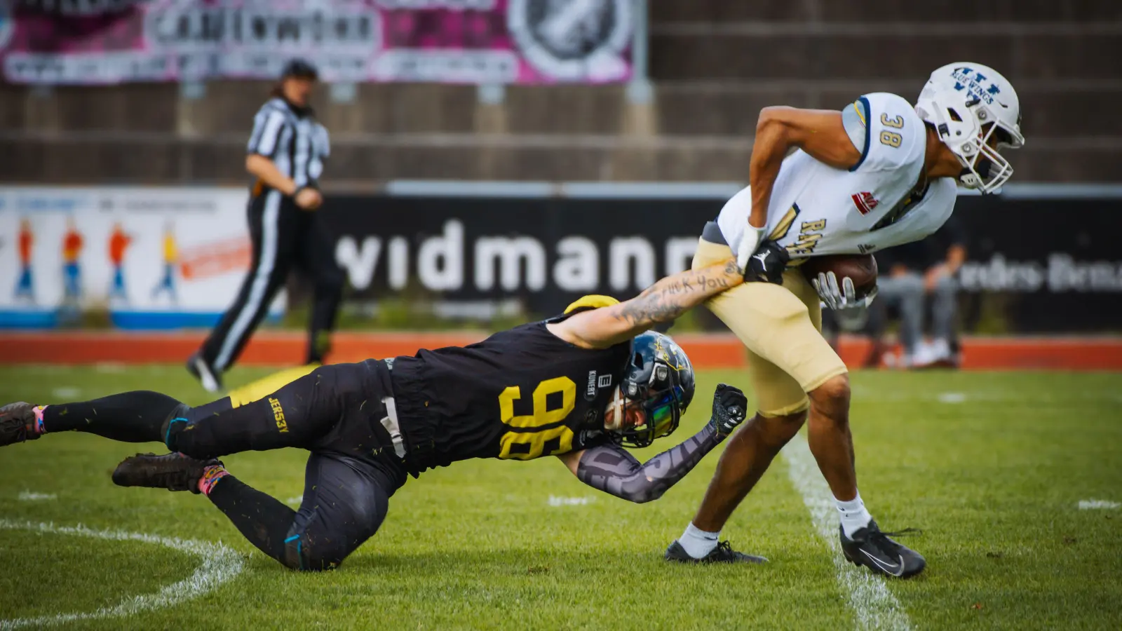 Die Amberg Mad Bulldogs packten kräftig zu, doch gegen die Nürnberg Rams war kein Kraut gewachsen. (Bild: Benjamin Leithold)