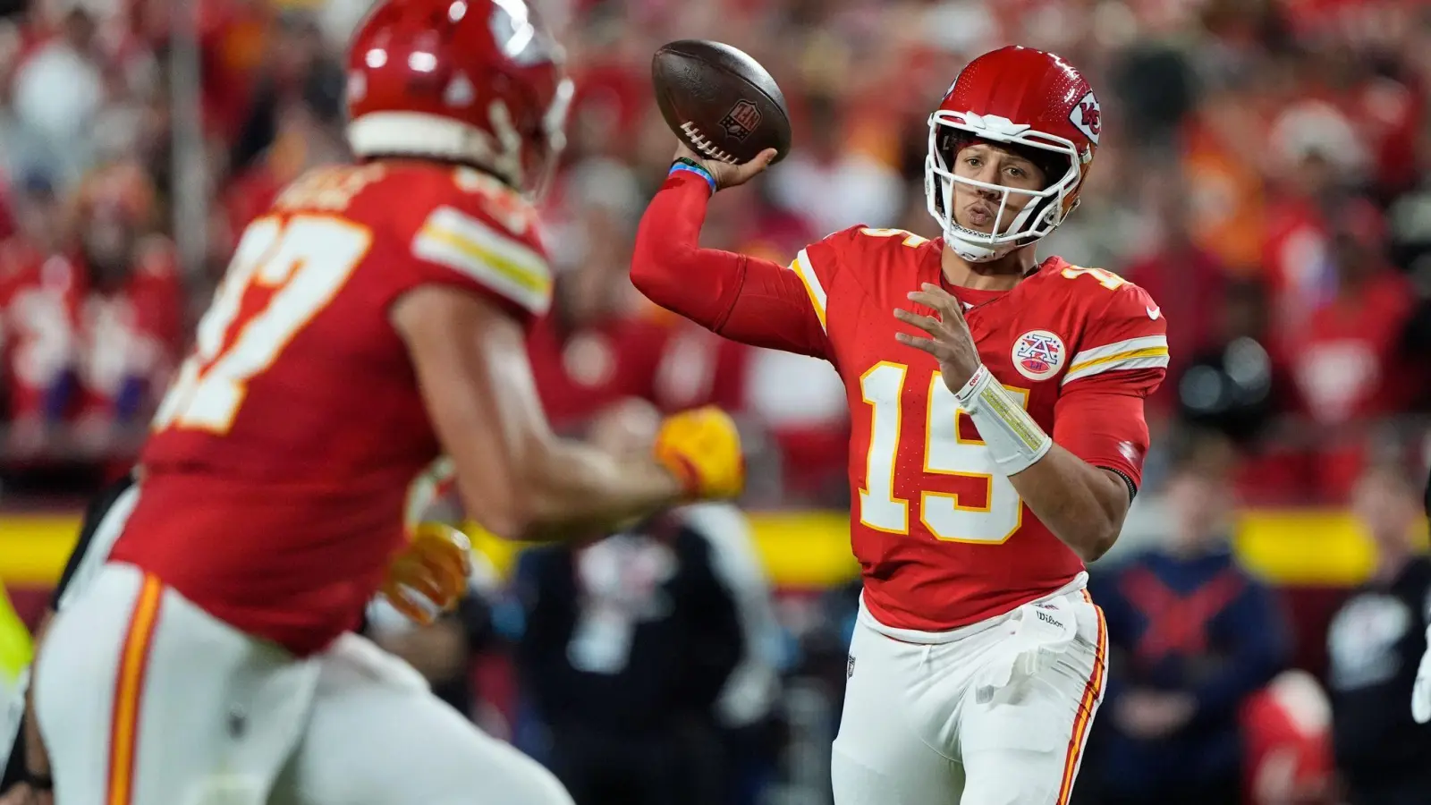 Patrick Mahomes und Travis Kelce haben bereits drei Super Bowls zusammen gewonnen.  (Bild: Charlie Riedel/AP/dpa)