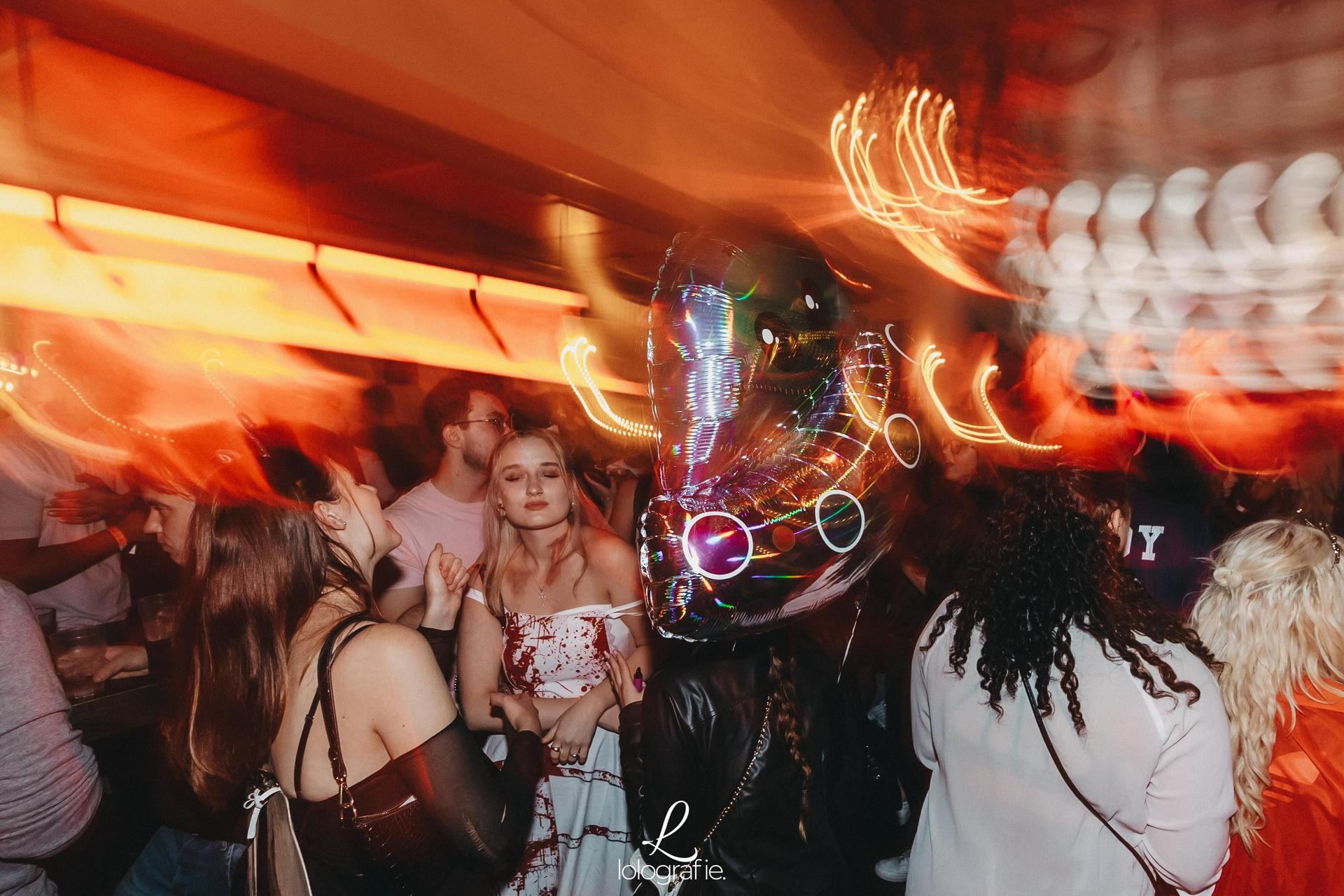„Creepy Carneval” - das war das Motto der Halloween-Nacht im Casino. Und creepy waren auch viele der Partygäste mit ihren Verkleidungen. (Bild: Leonie Hartung)