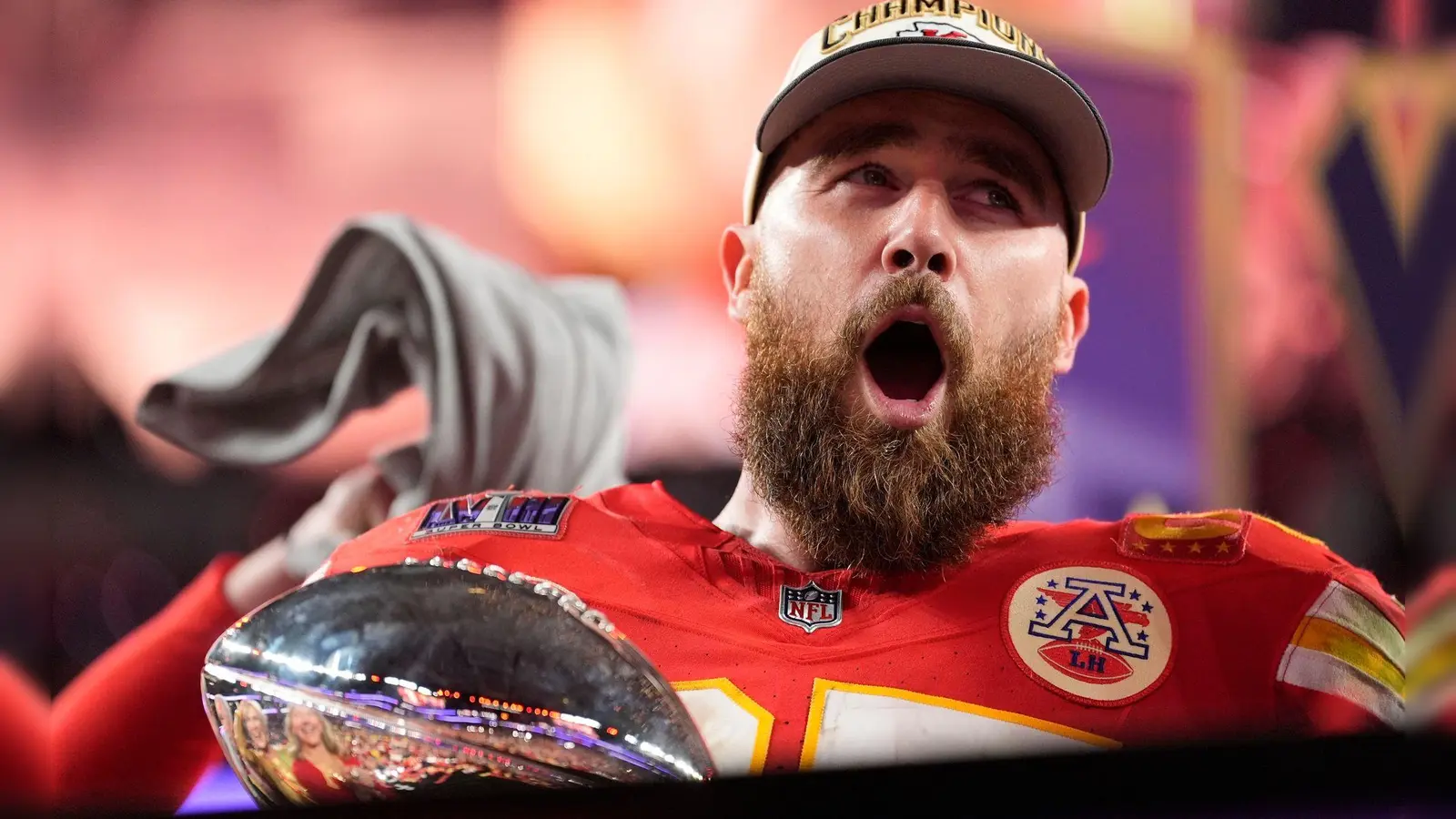 Die Vince Lombardi Trophy ist das große Ziel für Travis Kelce und die Kansas City Chiefs. (Bild: Ashley Landis/AP/dpa)