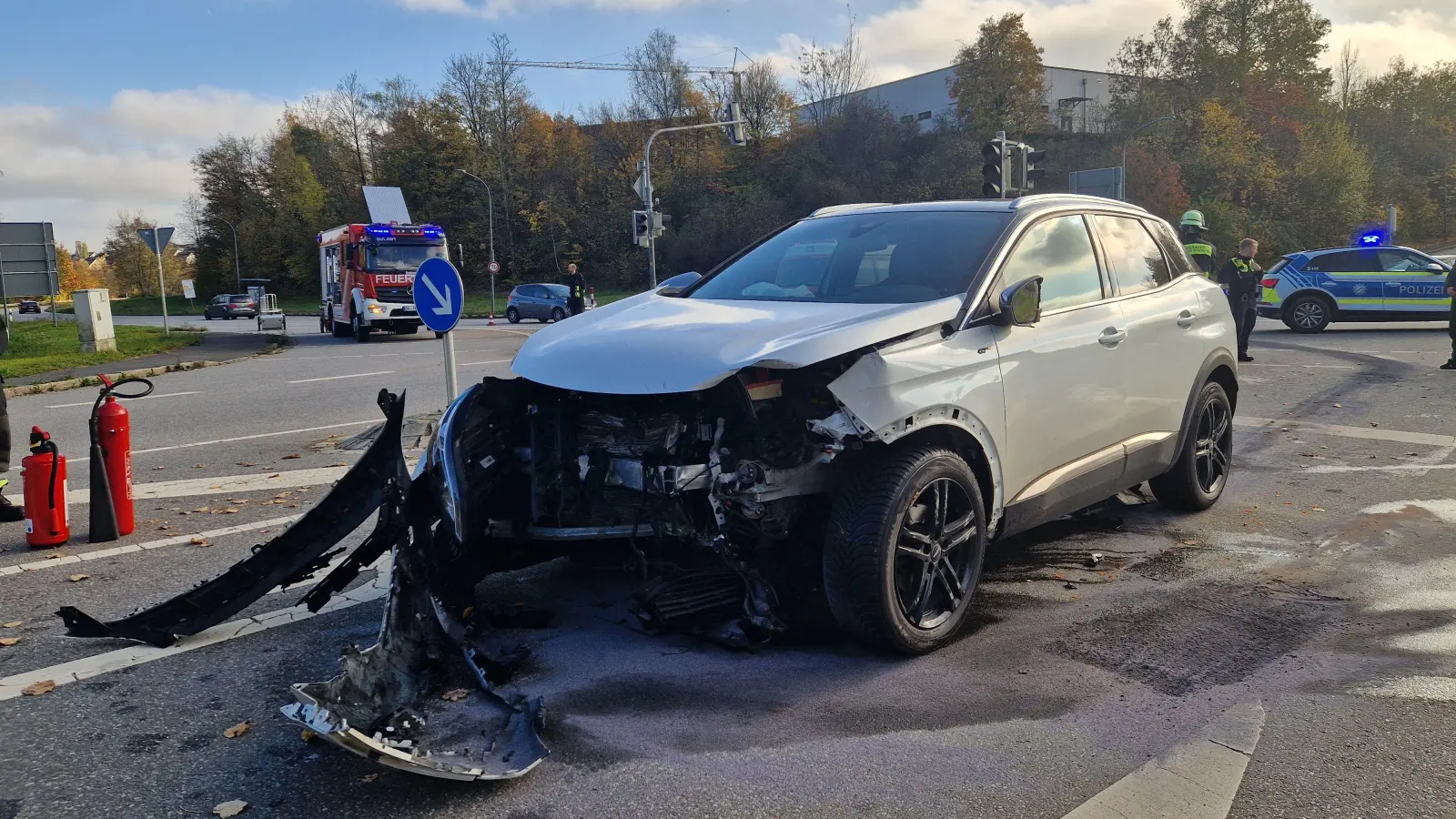 Der Peugeot einer 64-Jährigen aus Kümmersbruck wurde im Bereich der Front und des linken vorderen Kotflügels vom Opel erfasst und in die Neumarkter Straße geschoben, wo gerade ein Linienbus an der Kreuzung stand. (Bild: Tobias Gräf)