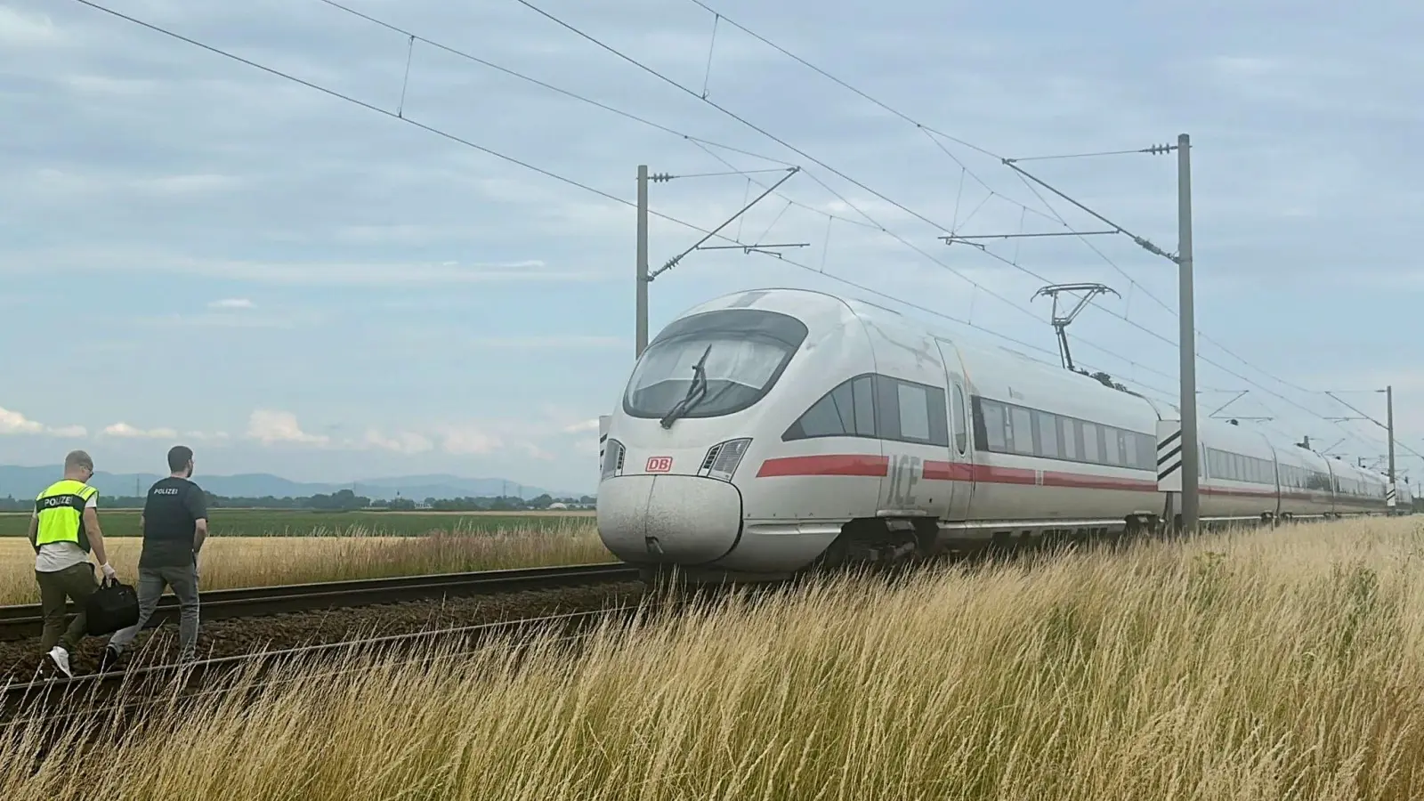 Der Zug blieb auf offener Strecke in Niederbayern stehen. (Bild: Ute Wessels/dpa)