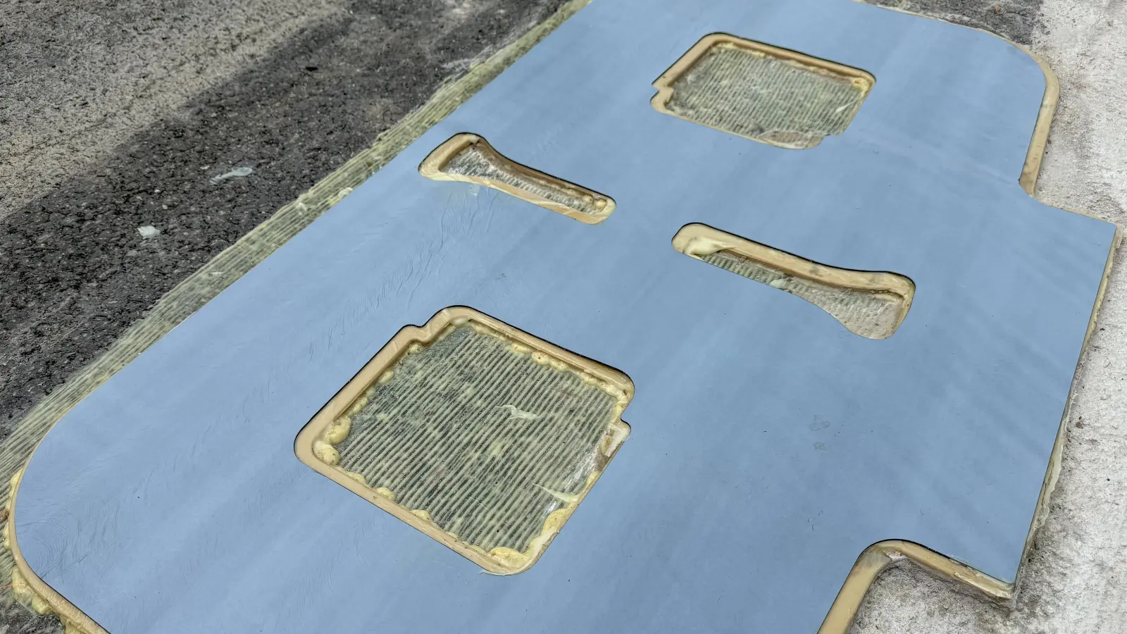 So sieht die Ladespule aus, die auf der A6 bei Illschwang in die Fahrbahn verbaut wurde. Die Technologie ermöglicht induktives Laden von Elektrofahrzeugen auf der Autobahn. (Bild: Petra Hartl)