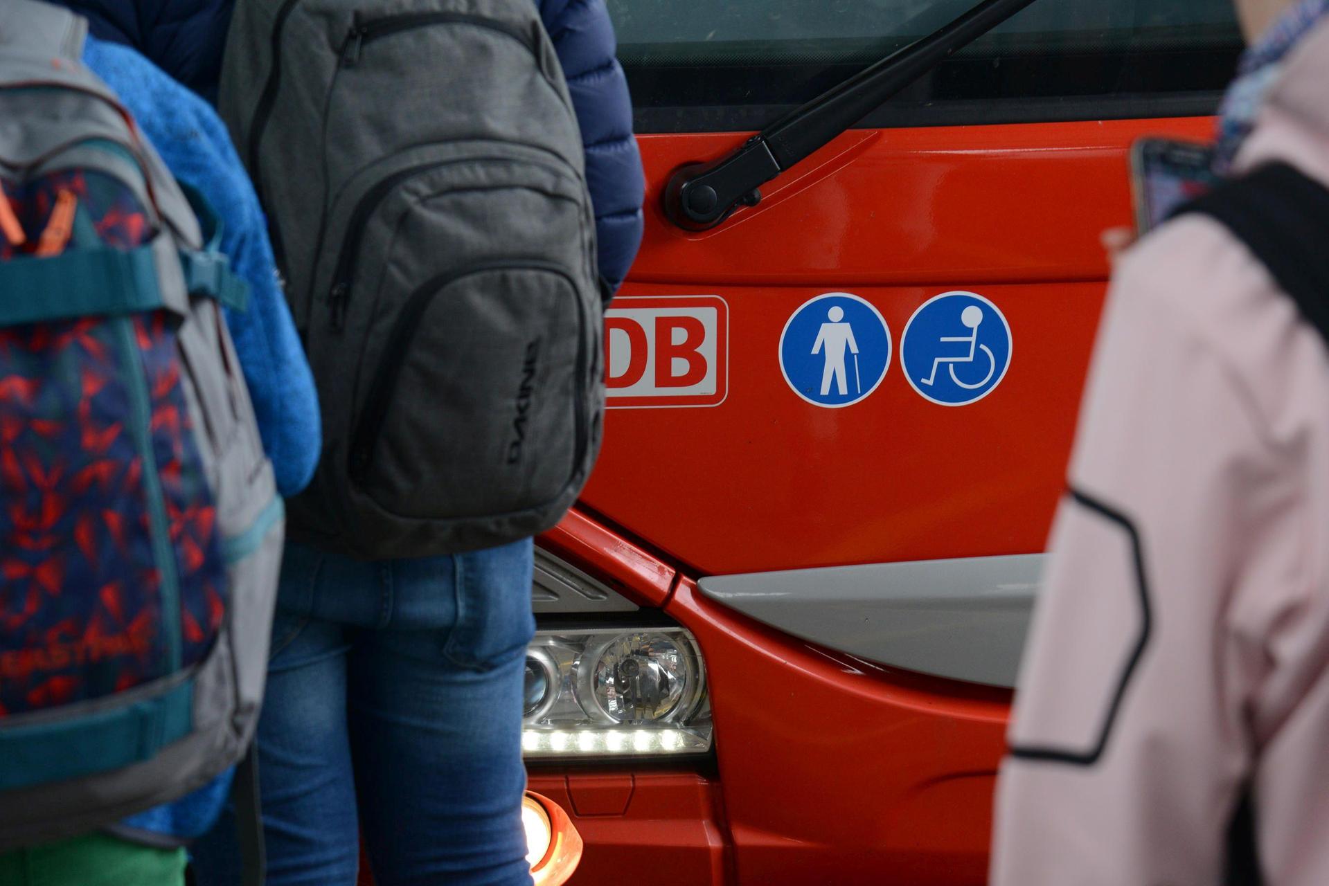 Der Fasching hat am Dienstag, 4. März, auch Folgen für den Busverkehr der Linie 454 in Schmidmühlen. Eine Haltestelle entfällt. (Symbolbild: Petra Hartl)