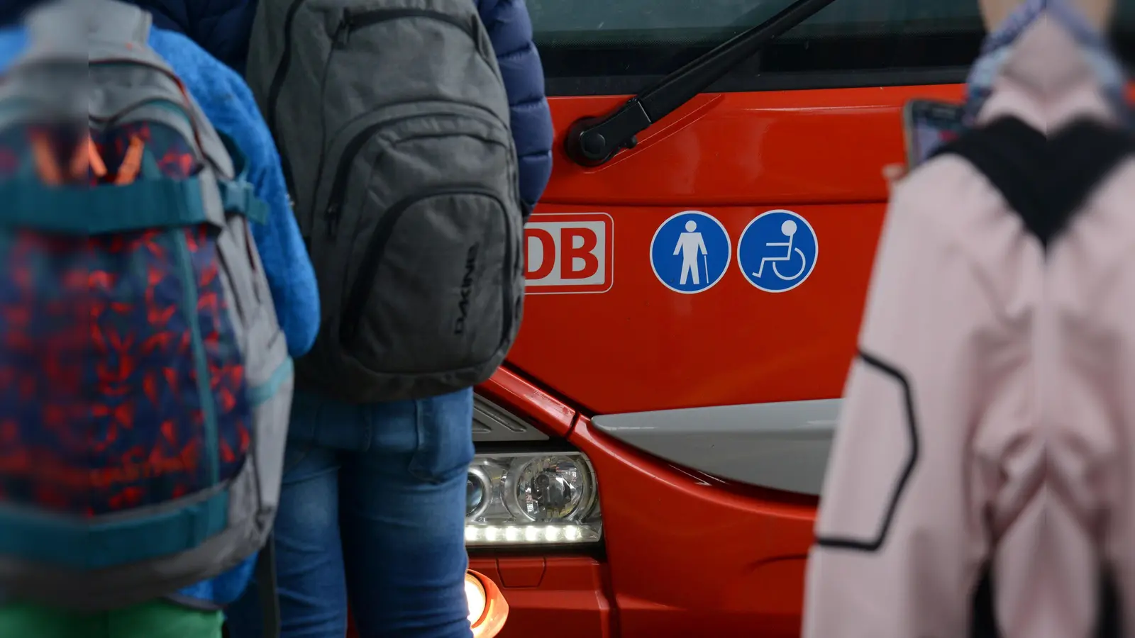 Der Fasching hat am Dienstag, 4. März, auch Folgen für den Busverkehr der Linie 454 in Schmidmühlen. Eine Haltestelle entfällt. (Symbolbild: Petra Hartl)