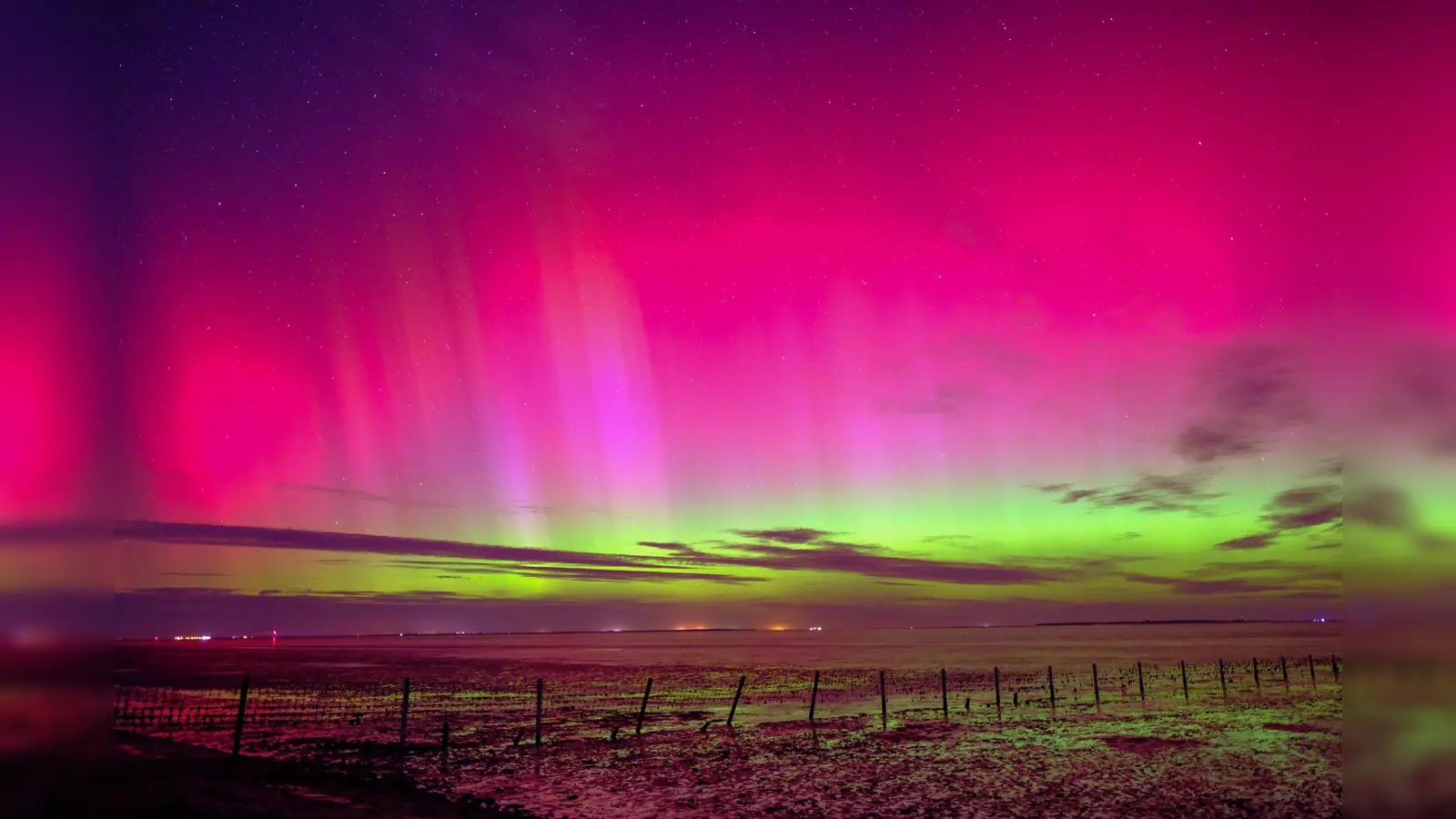 Polarlichter könnten auch in der Nacht zum Montag zu sehen sein. (Archivbild) (Bild: Markus Hibbeler/dpa)