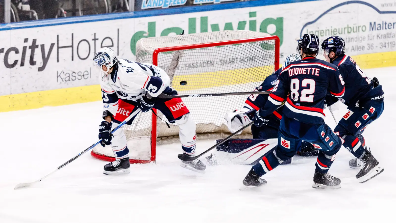 Daniel Bruch (links) markierte in dieser Szene den zwischenzeitlichen 2:4-Anschlusstreffer für die Blue Devils Weiden. Am Ende setzte es eine 2:5-Plite bei den Kassel Huskies (Bild: Jan-Malte Diekmann)