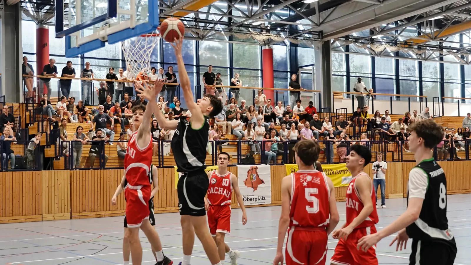 In der triMAX-Halle in Amberg feierten die Oberpfalz Hunters (schwarze Trikots) schon einige Erfolge - ein gutes Pflaster für die Jungs von Trainer Gabriel Ionescu.  (Archivbild: Reiner Fröhlich)