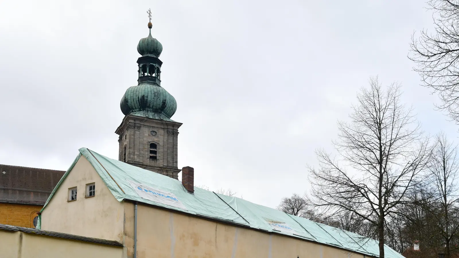 2023 brannte das Nebengebäude des Franziskanerklosters auf dem Mariahilfberg Amberg. Seitdem ist es ruhig außer zu Bergfest-Zeiten. (Bild: Petra Hartl)