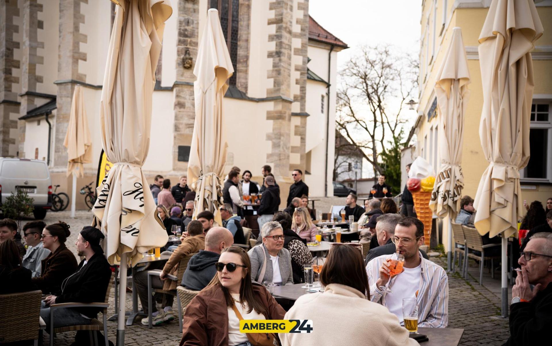 Daydrinking am Ostersonntag im Herzog. (Bild: Julia Bär)