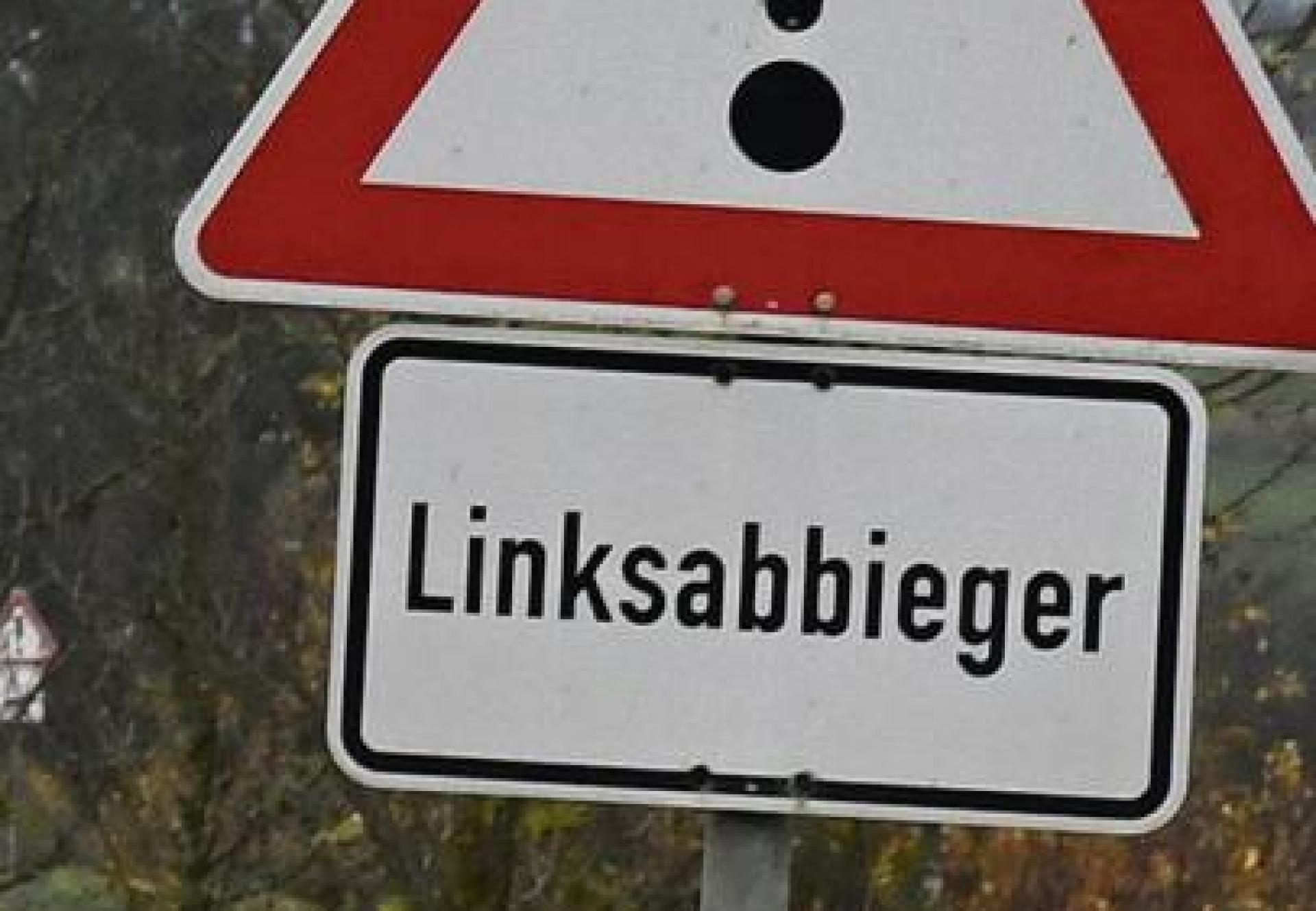 Solche Warnschilder mit dem Hinweis auf Linksabbieger sollen an der Bundesstraße B85 die Kreuzung bei Fromberg/Kleinfalz sicherer machen.  (Symbolbild: san)