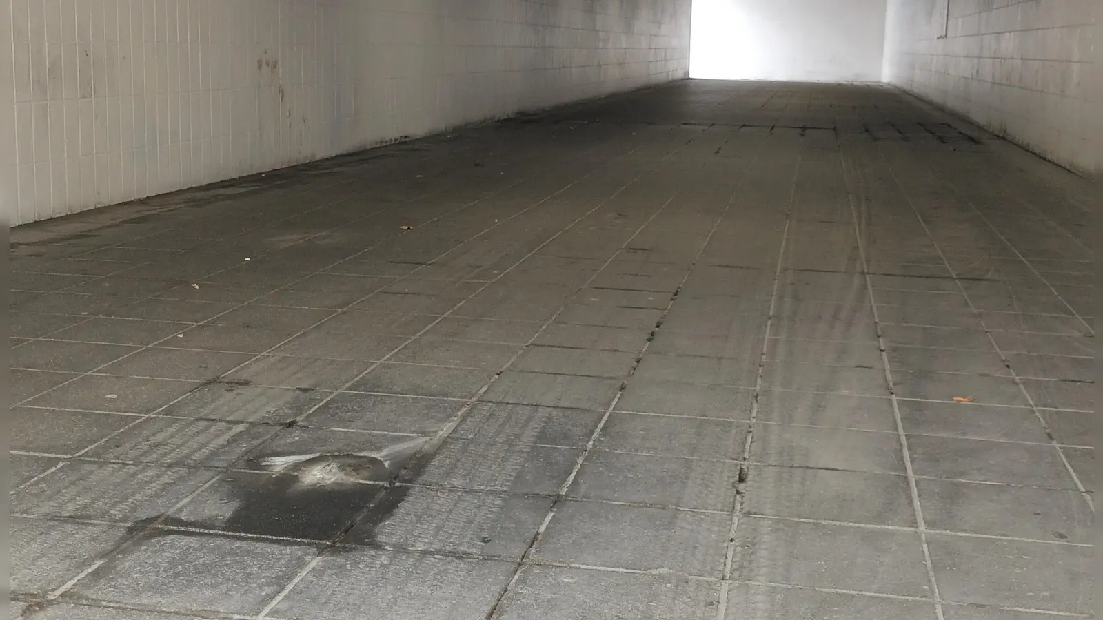 Der mysteriöse Fleck in der Amberger Bahnhofsunterführung. (Bild: Valerie Preiß)