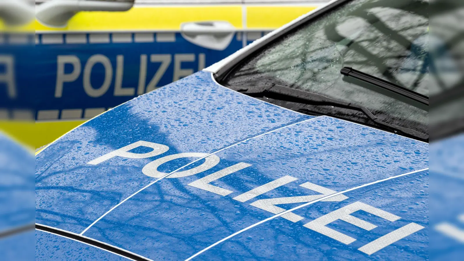 Die Polizei sucht nach einem Exhibitionisten, der auf einem Radweg in Haselmühl lag und an sich manipulierte. (Symbolbild: Soeren Stache/dpa)